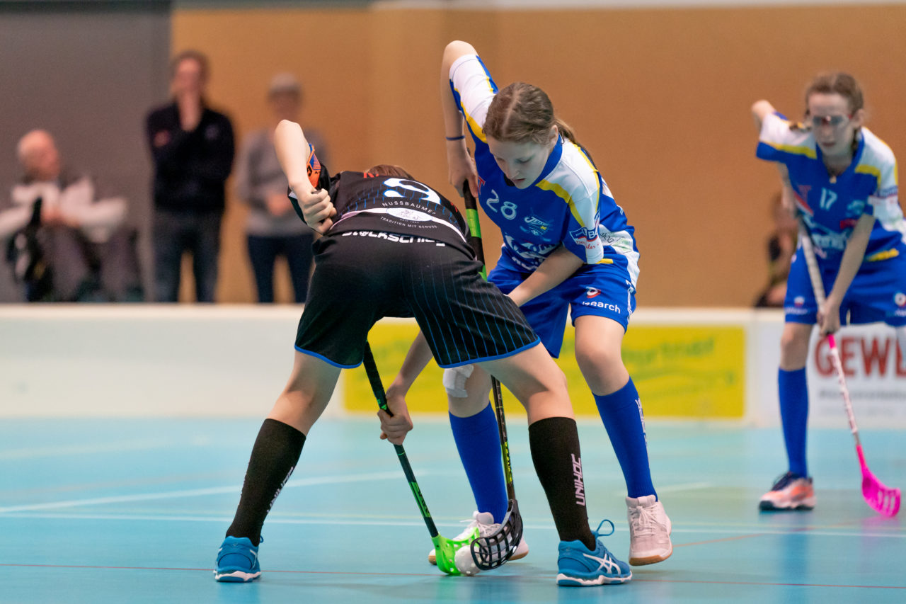 Raiffeisen Arena (Seftigen), 13.04.2019, Unihockey Juniorinnen C Finalrunde Final, Einhorn Hüneberg - Kloten-Dietlikon Jets 

(Claudio Schwarz, unihockey-fotos.ch)

Copyright: Claudio Schwarz, unihockey-fotos.ch – Dieses Bild wurde durch swiss unihockey lizenziert und darf ausschliesslich auf den Online-Kanälen von swiss unihockey verwendet werden. Die redaktionelle oder kommerzielle Nutzung durch Dritte (Medien, Vereine, Unternehmen oder Privatpersonen) per Download von diesem flickr-Account ist ausgeschlossen. Das Bild kann bei Interesse via unihockey-fotos.ch kostenpflichtig lizenziert werden. unihockey-fotos.ch behält sich vor, fehlbaren Medien, Vereinen, Unternehmen oder Privatpersonen Bilder mit einem Zuschlag in Rechnung zu stellen.