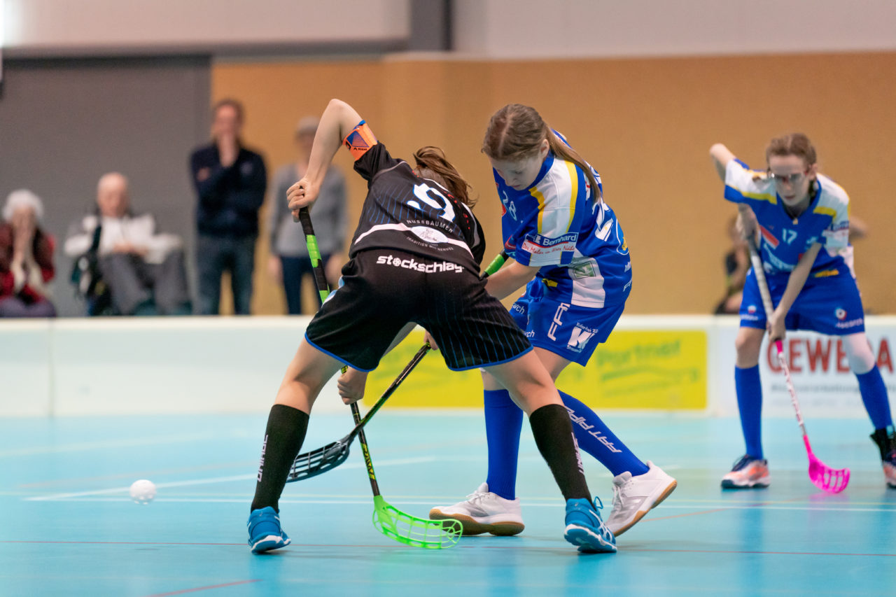 Raiffeisen Arena (Seftigen), 13.04.2019, Unihockey Juniorinnen C Finalrunde Final, Einhorn Hüneberg - Kloten-Dietlikon Jets 

(Claudio Schwarz, unihockey-fotos.ch)

Copyright: Claudio Schwarz, unihockey-fotos.ch – Dieses Bild wurde durch swiss unihockey lizenziert und darf ausschliesslich auf den Online-Kanälen von swiss unihockey verwendet werden. Die redaktionelle oder kommerzielle Nutzung durch Dritte (Medien, Vereine, Unternehmen oder Privatpersonen) per Download von diesem flickr-Account ist ausgeschlossen. Das Bild kann bei Interesse via unihockey-fotos.ch kostenpflichtig lizenziert werden. unihockey-fotos.ch behält sich vor, fehlbaren Medien, Vereinen, Unternehmen oder Privatpersonen Bilder mit einem Zuschlag in Rechnung zu stellen.