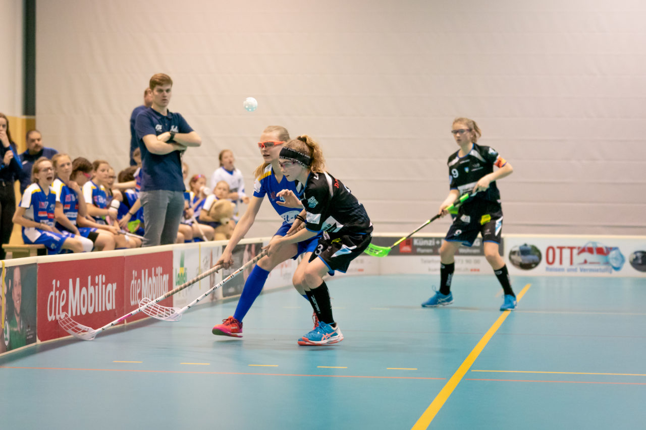 Raiffeisen Arena (Seftigen), 13.04.2019, Unihockey Juniorinnen C Finalrunde Final, Einhorn Hüneberg - Kloten-Dietlikon Jets 

(Claudio Schwarz, unihockey-fotos.ch)

Copyright: Claudio Schwarz, unihockey-fotos.ch – Dieses Bild wurde durch swiss unihockey lizenziert und darf ausschliesslich auf den Online-Kanälen von swiss unihockey verwendet werden. Die redaktionelle oder kommerzielle Nutzung durch Dritte (Medien, Vereine, Unternehmen oder Privatpersonen) per Download von diesem flickr-Account ist ausgeschlossen. Das Bild kann bei Interesse via unihockey-fotos.ch kostenpflichtig lizenziert werden. unihockey-fotos.ch behält sich vor, fehlbaren Medien, Vereinen, Unternehmen oder Privatpersonen Bilder mit einem Zuschlag in Rechnung zu stellen.