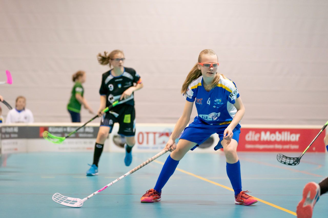 Raiffeisen Arena (Seftigen), 13.04.2019, Unihockey Juniorinnen C Finalrunde Final, Einhorn Hüneberg - Kloten-Dietlikon Jets 

(Claudio Schwarz, unihockey-fotos.ch)

Copyright: Claudio Schwarz, unihockey-fotos.ch – Dieses Bild wurde durch swiss unihockey lizenziert und darf ausschliesslich auf den Online-Kanälen von swiss unihockey verwendet werden. Die redaktionelle oder kommerzielle Nutzung durch Dritte (Medien, Vereine, Unternehmen oder Privatpersonen) per Download von diesem flickr-Account ist ausgeschlossen. Das Bild kann bei Interesse via unihockey-fotos.ch kostenpflichtig lizenziert werden. unihockey-fotos.ch behält sich vor, fehlbaren Medien, Vereinen, Unternehmen oder Privatpersonen Bilder mit einem Zuschlag in Rechnung zu stellen.