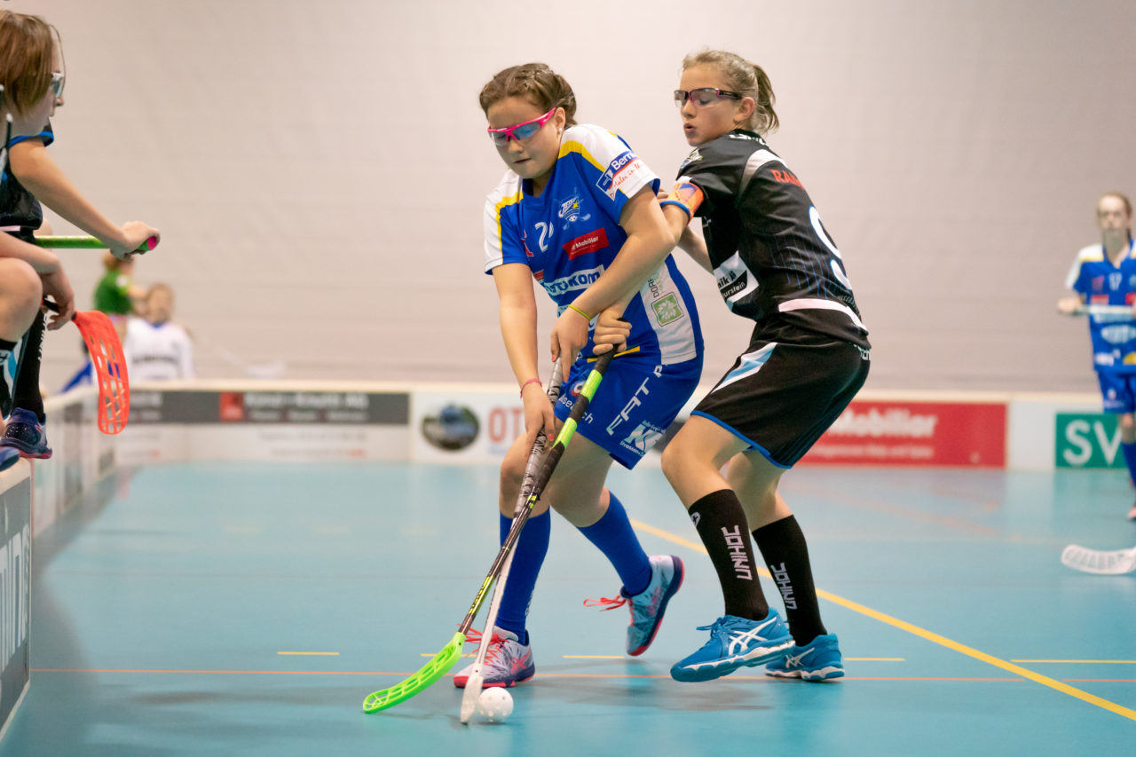 Raiffeisen Arena (Seftigen), 13.04.2019, Unihockey Juniorinnen C Finalrunde Final, Einhorn Hüneberg - Kloten-Dietlikon Jets 

(Claudio Schwarz, unihockey-fotos.ch)

Copyright: Claudio Schwarz, unihockey-fotos.ch – Dieses Bild wurde durch swiss unihockey lizenziert und darf ausschliesslich auf den Online-Kanälen von swiss unihockey verwendet werden. Die redaktionelle oder kommerzielle Nutzung durch Dritte (Medien, Vereine, Unternehmen oder Privatpersonen) per Download von diesem flickr-Account ist ausgeschlossen. Das Bild kann bei Interesse via unihockey-fotos.ch kostenpflichtig lizenziert werden. unihockey-fotos.ch behält sich vor, fehlbaren Medien, Vereinen, Unternehmen oder Privatpersonen Bilder mit einem Zuschlag in Rechnung zu stellen.