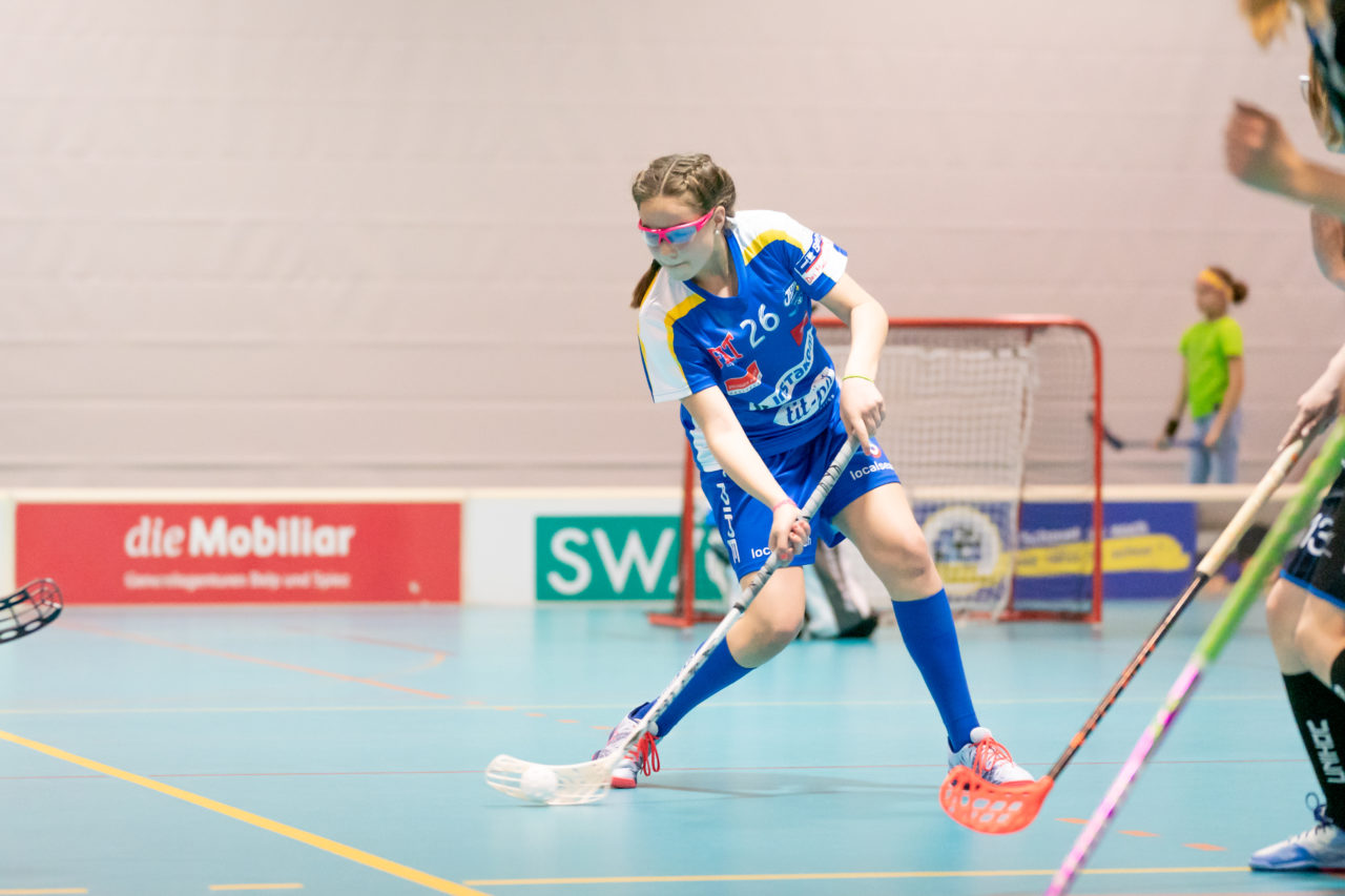 Raiffeisen Arena (Seftigen), 13.04.2019, Unihockey Juniorinnen C Finalrunde Final, Einhorn Hüneberg - Kloten-Dietlikon Jets 

(Claudio Schwarz, unihockey-fotos.ch)

Copyright: Claudio Schwarz, unihockey-fotos.ch – Dieses Bild wurde durch swiss unihockey lizenziert und darf ausschliesslich auf den Online-Kanälen von swiss unihockey verwendet werden. Die redaktionelle oder kommerzielle Nutzung durch Dritte (Medien, Vereine, Unternehmen oder Privatpersonen) per Download von diesem flickr-Account ist ausgeschlossen. Das Bild kann bei Interesse via unihockey-fotos.ch kostenpflichtig lizenziert werden. unihockey-fotos.ch behält sich vor, fehlbaren Medien, Vereinen, Unternehmen oder Privatpersonen Bilder mit einem Zuschlag in Rechnung zu stellen.