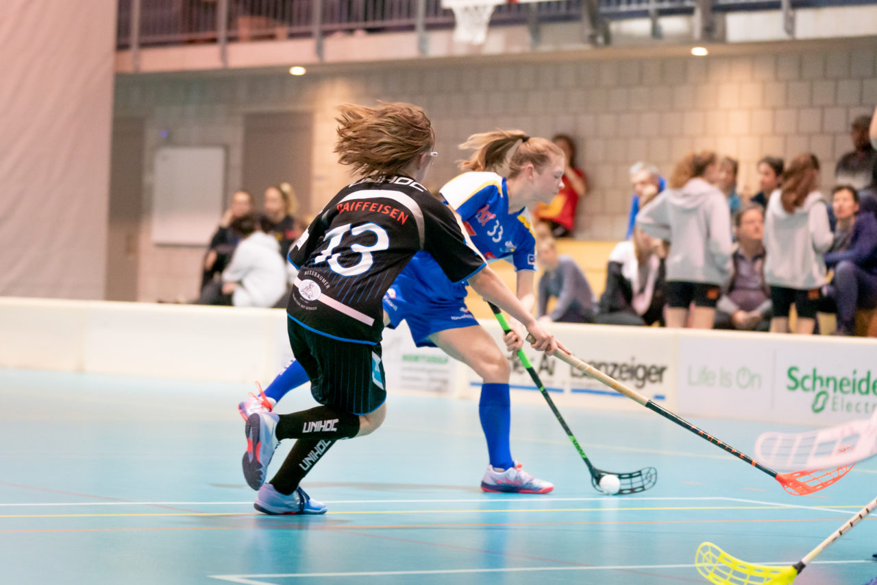 Raiffeisen Arena (Seftigen), 13.04.2019, Unihockey Juniorinnen C Finalrunde Final, Einhorn Hüneberg - Kloten-Dietlikon Jets 

(Claudio Schwarz, unihockey-fotos.ch)

Copyright: Claudio Schwarz, unihockey-fotos.ch – Dieses Bild wurde durch swiss unihockey lizenziert und darf ausschliesslich auf den Online-Kanälen von swiss unihockey verwendet werden. Die redaktionelle oder kommerzielle Nutzung durch Dritte (Medien, Vereine, Unternehmen oder Privatpersonen) per Download von diesem flickr-Account ist ausgeschlossen. Das Bild kann bei Interesse via unihockey-fotos.ch kostenpflichtig lizenziert werden. unihockey-fotos.ch behält sich vor, fehlbaren Medien, Vereinen, Unternehmen oder Privatpersonen Bilder mit einem Zuschlag in Rechnung zu stellen.
