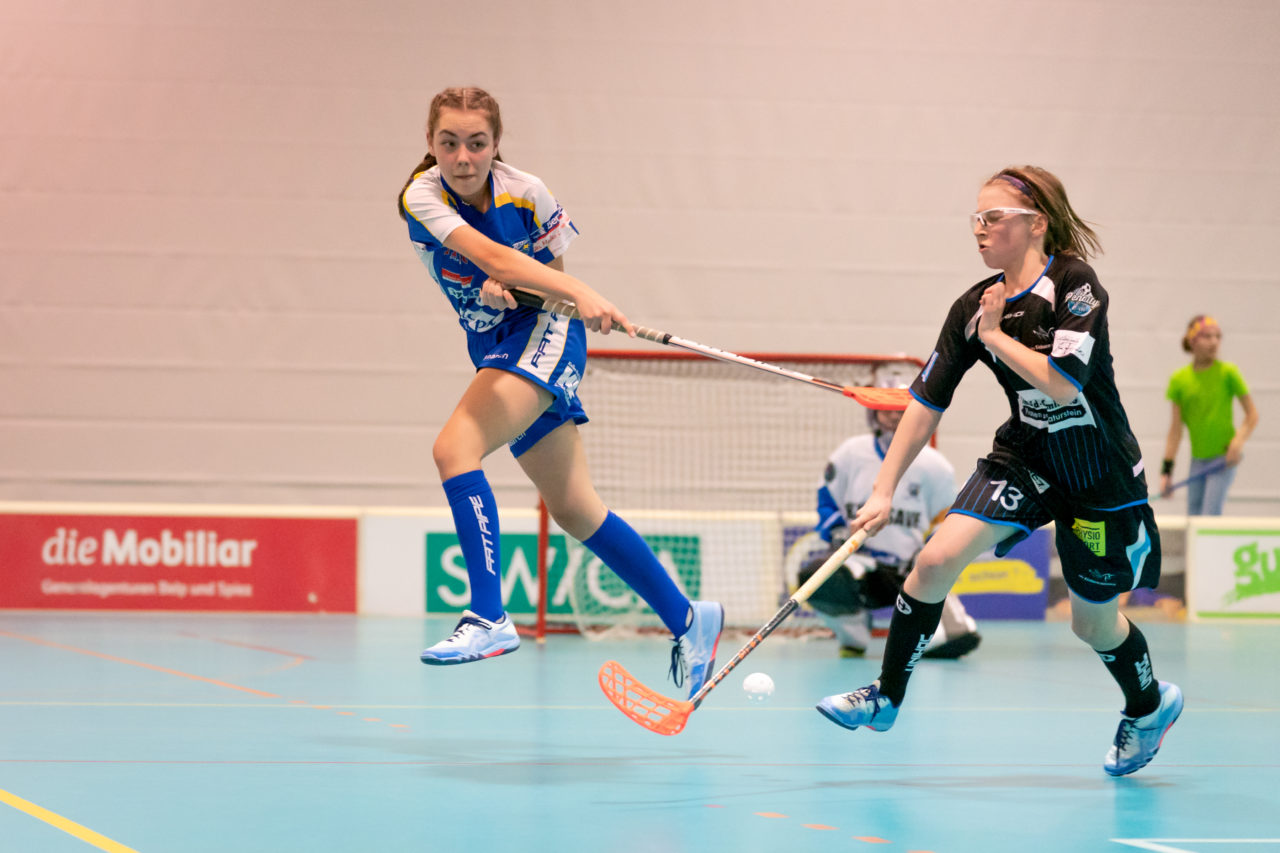 Raiffeisen Arena (Seftigen), 13.04.2019, Unihockey Juniorinnen C Finalrunde Final, Einhorn Hüneberg - Kloten-Dietlikon Jets 

(Claudio Schwarz, unihockey-fotos.ch)

Copyright: Claudio Schwarz, unihockey-fotos.ch – Dieses Bild wurde durch swiss unihockey lizenziert und darf ausschliesslich auf den Online-Kanälen von swiss unihockey verwendet werden. Die redaktionelle oder kommerzielle Nutzung durch Dritte (Medien, Vereine, Unternehmen oder Privatpersonen) per Download von diesem flickr-Account ist ausgeschlossen. Das Bild kann bei Interesse via unihockey-fotos.ch kostenpflichtig lizenziert werden. unihockey-fotos.ch behält sich vor, fehlbaren Medien, Vereinen, Unternehmen oder Privatpersonen Bilder mit einem Zuschlag in Rechnung zu stellen.