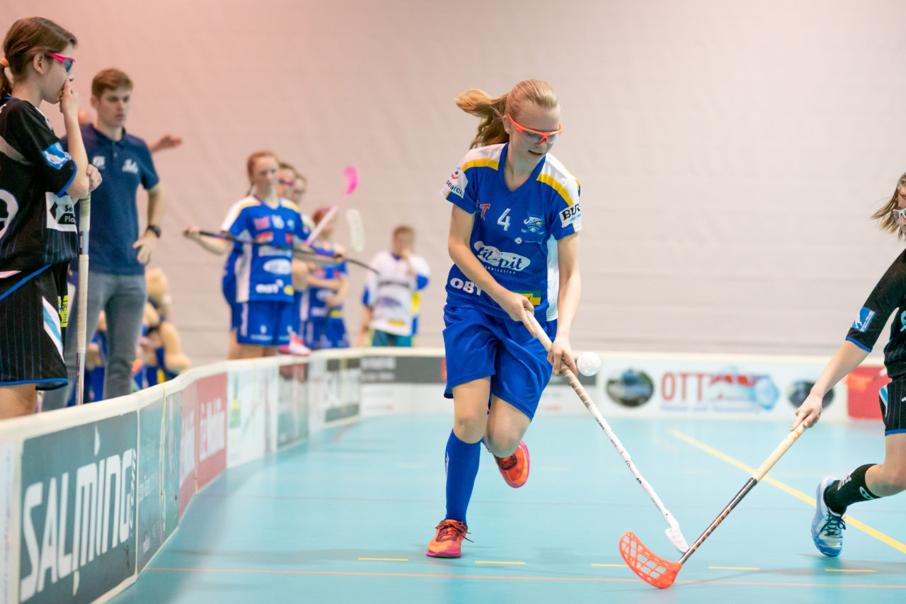 Raiffeisen Arena (Seftigen), 13.04.2019, Unihockey Juniorinnen C Finalrunde Final, Einhorn Hüneberg - Kloten-Dietlikon Jets 

(Claudio Schwarz, unihockey-fotos.ch)

Copyright: Claudio Schwarz, unihockey-fotos.ch – Dieses Bild wurde durch swiss unihockey lizenziert und darf ausschliesslich auf den Online-Kanälen von swiss unihockey verwendet werden. Die redaktionelle oder kommerzielle Nutzung durch Dritte (Medien, Vereine, Unternehmen oder Privatpersonen) per Download von diesem flickr-Account ist ausgeschlossen. Das Bild kann bei Interesse via unihockey-fotos.ch kostenpflichtig lizenziert werden. unihockey-fotos.ch behält sich vor, fehlbaren Medien, Vereinen, Unternehmen oder Privatpersonen Bilder mit einem Zuschlag in Rechnung zu stellen.