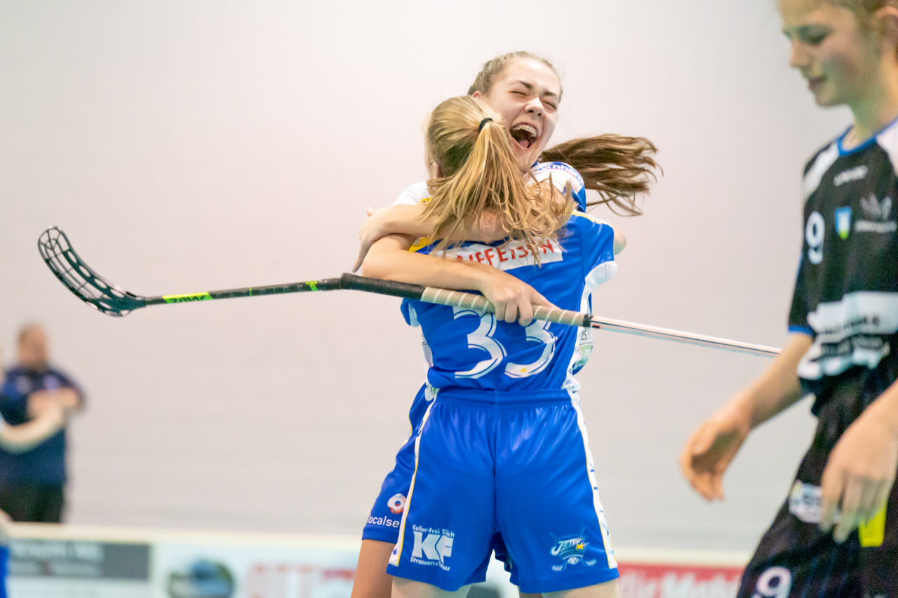 Raiffeisen Arena (Seftigen), 13.04.2019, Unihockey Juniorinnen C Finalrunde Final, Einhorn Hüneberg - Kloten-Dietlikon Jets 

(Claudio Schwarz, unihockey-fotos.ch)

Copyright: Claudio Schwarz, unihockey-fotos.ch – Dieses Bild wurde durch swiss unihockey lizenziert und darf ausschliesslich auf den Online-Kanälen von swiss unihockey verwendet werden. Die redaktionelle oder kommerzielle Nutzung durch Dritte (Medien, Vereine, Unternehmen oder Privatpersonen) per Download von diesem flickr-Account ist ausgeschlossen. Das Bild kann bei Interesse via unihockey-fotos.ch kostenpflichtig lizenziert werden. unihockey-fotos.ch behält sich vor, fehlbaren Medien, Vereinen, Unternehmen oder Privatpersonen Bilder mit einem Zuschlag in Rechnung zu stellen.