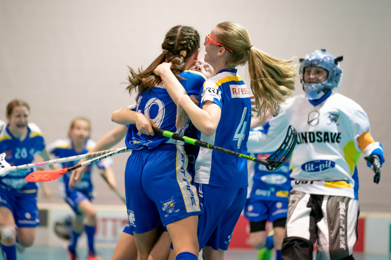 Raiffeisen Arena (Seftigen), 13.04.2019, Unihockey Juniorinnen C Finalrunde Final, Einhorn Hüneberg - Kloten-Dietlikon Jets 

(Claudio Schwarz, unihockey-fotos.ch)

Copyright: Claudio Schwarz, unihockey-fotos.ch – Dieses Bild wurde durch swiss unihockey lizenziert und darf ausschliesslich auf den Online-Kanälen von swiss unihockey verwendet werden. Die redaktionelle oder kommerzielle Nutzung durch Dritte (Medien, Vereine, Unternehmen oder Privatpersonen) per Download von diesem flickr-Account ist ausgeschlossen. Das Bild kann bei Interesse via unihockey-fotos.ch kostenpflichtig lizenziert werden. unihockey-fotos.ch behält sich vor, fehlbaren Medien, Vereinen, Unternehmen oder Privatpersonen Bilder mit einem Zuschlag in Rechnung zu stellen.