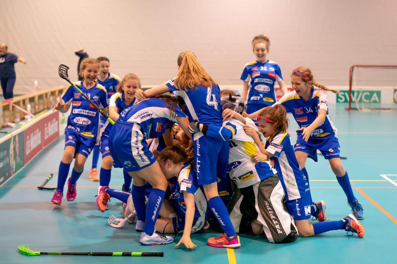 Raiffeisen Arena (Seftigen), 13.04.2019, Unihockey Juniorinnen C Finalrunde Final, Einhorn Hüneberg - Kloten-Dietlikon Jets 

(Claudio Schwarz, unihockey-fotos.ch)

Copyright: Claudio Schwarz, unihockey-fotos.ch – Dieses Bild wurde durch swiss unihockey lizenziert und darf ausschliesslich auf den Online-Kanälen von swiss unihockey verwendet werden. Die redaktionelle oder kommerzielle Nutzung durch Dritte (Medien, Vereine, Unternehmen oder Privatpersonen) per Download von diesem flickr-Account ist ausgeschlossen. Das Bild kann bei Interesse via unihockey-fotos.ch kostenpflichtig lizenziert werden. unihockey-fotos.ch behält sich vor, fehlbaren Medien, Vereinen, Unternehmen oder Privatpersonen Bilder mit einem Zuschlag in Rechnung zu stellen.