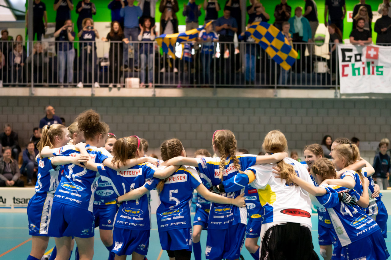 Raiffeisen Arena (Seftigen), 13.04.2019, Unihockey Juniorinnen C Finalrunde Final, Einhorn Hüneberg - Kloten-Dietlikon Jets 

(Claudio Schwarz, unihockey-fotos.ch)

Copyright: Claudio Schwarz, unihockey-fotos.ch – Dieses Bild wurde durch swiss unihockey lizenziert und darf ausschliesslich auf den Online-Kanälen von swiss unihockey verwendet werden. Die redaktionelle oder kommerzielle Nutzung durch Dritte (Medien, Vereine, Unternehmen oder Privatpersonen) per Download von diesem flickr-Account ist ausgeschlossen. Das Bild kann bei Interesse via unihockey-fotos.ch kostenpflichtig lizenziert werden. unihockey-fotos.ch behält sich vor, fehlbaren Medien, Vereinen, Unternehmen oder Privatpersonen Bilder mit einem Zuschlag in Rechnung zu stellen.