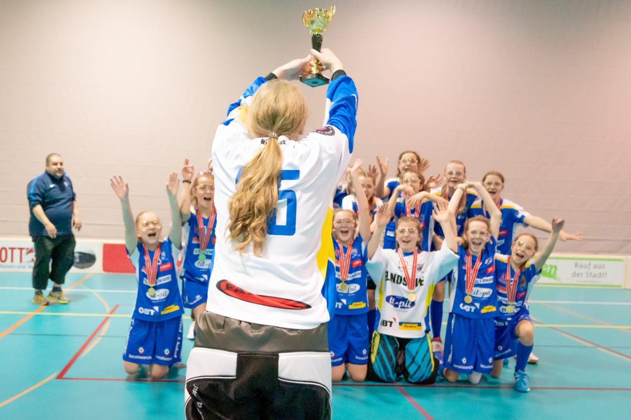 Raiffeisen Arena (Seftigen), 13.04.2019, Unihockey Juniorinnen C Finalrunde Final, Einhorn Hüneberg - Kloten-Dietlikon Jets 

(Claudio Schwarz, unihockey-fotos.ch)

Copyright: Claudio Schwarz, unihockey-fotos.ch – Dieses Bild wurde durch swiss unihockey lizenziert und darf ausschliesslich auf den Online-Kanälen von swiss unihockey verwendet werden. Die redaktionelle oder kommerzielle Nutzung durch Dritte (Medien, Vereine, Unternehmen oder Privatpersonen) per Download von diesem flickr-Account ist ausgeschlossen. Das Bild kann bei Interesse via unihockey-fotos.ch kostenpflichtig lizenziert werden. unihockey-fotos.ch behält sich vor, fehlbaren Medien, Vereinen, Unternehmen oder Privatpersonen Bilder mit einem Zuschlag in Rechnung zu stellen.