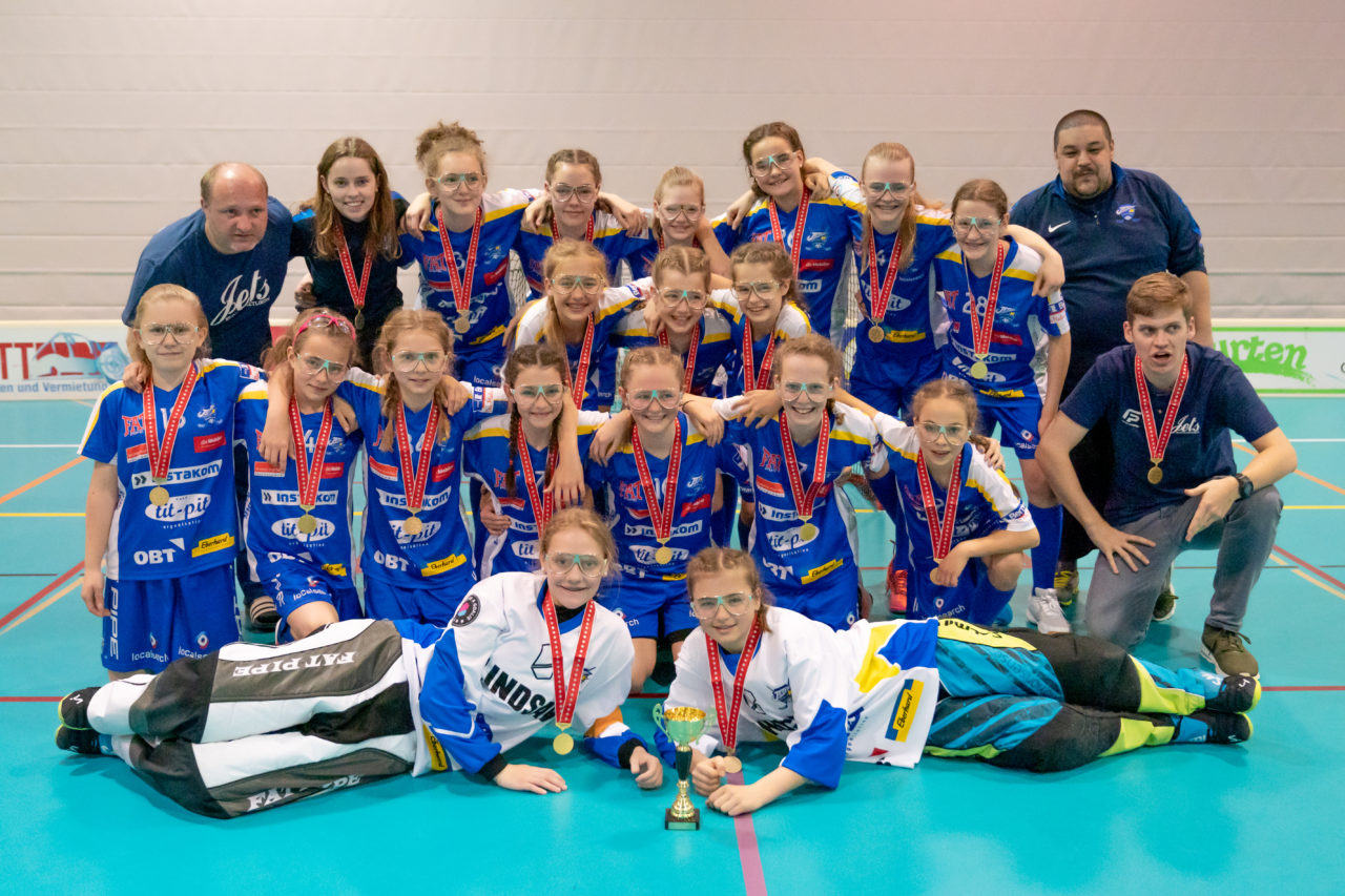 Raiffeisen Arena (Seftigen), 13.04.2019, Unihockey Juniorinnen C Finalrunde Final, Einhorn Hüneberg - Kloten-Dietlikon Jets 

(Claudio Schwarz, unihockey-fotos.ch)

Copyright: Claudio Schwarz, unihockey-fotos.ch – Dieses Bild wurde durch swiss unihockey lizenziert und darf ausschliesslich auf den Online-Kanälen von swiss unihockey verwendet werden. Die redaktionelle oder kommerzielle Nutzung durch Dritte (Medien, Vereine, Unternehmen oder Privatpersonen) per Download von diesem flickr-Account ist ausgeschlossen. Das Bild kann bei Interesse via unihockey-fotos.ch kostenpflichtig lizenziert werden. unihockey-fotos.ch behält sich vor, fehlbaren Medien, Vereinen, Unternehmen oder Privatpersonen Bilder mit einem Zuschlag in Rechnung zu stellen.