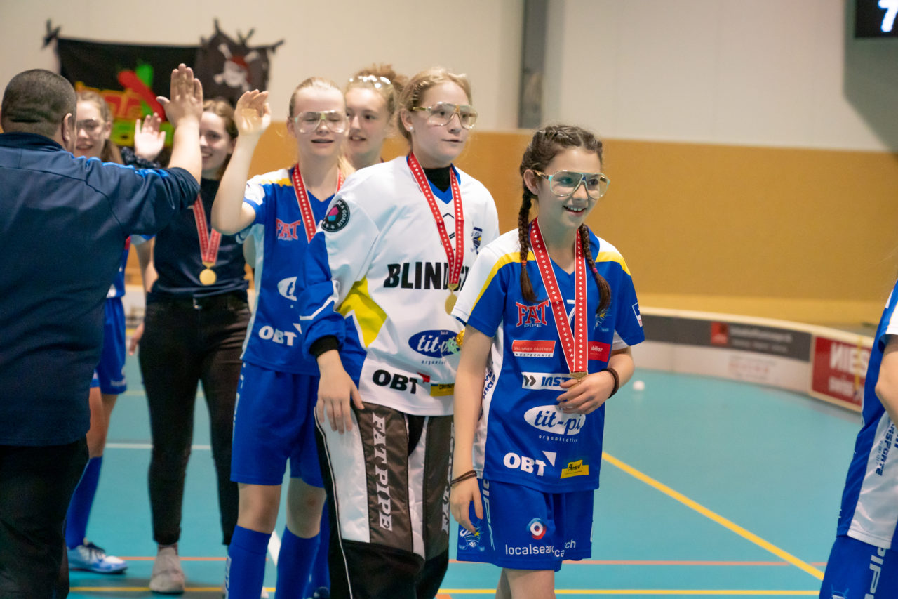 Raiffeisen Arena (Seftigen), 13.04.2019, Unihockey Juniorinnen C Finalrunde Final, Einhorn Hüneberg - Kloten-Dietlikon Jets 

(Claudio Schwarz, unihockey-fotos.ch)

Copyright: Claudio Schwarz, unihockey-fotos.ch – Dieses Bild wurde durch swiss unihockey lizenziert und darf ausschliesslich auf den Online-Kanälen von swiss unihockey verwendet werden. Die redaktionelle oder kommerzielle Nutzung durch Dritte (Medien, Vereine, Unternehmen oder Privatpersonen) per Download von diesem flickr-Account ist ausgeschlossen. Das Bild kann bei Interesse via unihockey-fotos.ch kostenpflichtig lizenziert werden. unihockey-fotos.ch behält sich vor, fehlbaren Medien, Vereinen, Unternehmen oder Privatpersonen Bilder mit einem Zuschlag in Rechnung zu stellen.