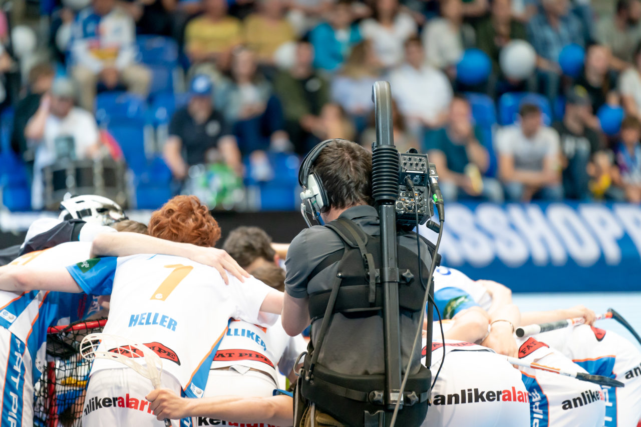 Saalsporthalle (Zürich), 22.04.2019, Unihockey Herren NLA 1/2-Final Spiel 7, GC Unihockey - Alligator Malans, die Belle wird in einem TV-Spiel entschieden 

(Claudio Schwarz, unihockey-fotos.ch)

Copyright: Claudio Schwarz, unihockey-fotos.ch – Dieses Bild wurde durch swiss unihockey lizenziert und darf ausschliesslich auf den Online-Kanälen von swiss unihockey verwendet werden. Die redaktionelle oder kommerzielle Nutzung durch Dritte (Medien, Vereine, Unternehmen oder Privatpersonen) per Download von diesem flickr-Account ist ausgeschlossen. Das Bild kann bei Interesse via unihockey-fotos.ch kostenpflichtig lizenziert werden. unihockey-fotos.ch behält sich vor, fehlbaren Medien, Vereinen, Unternehmen oder Privatpersonen Bilder mit einem Zuschlag in Rechnung zu stellen.