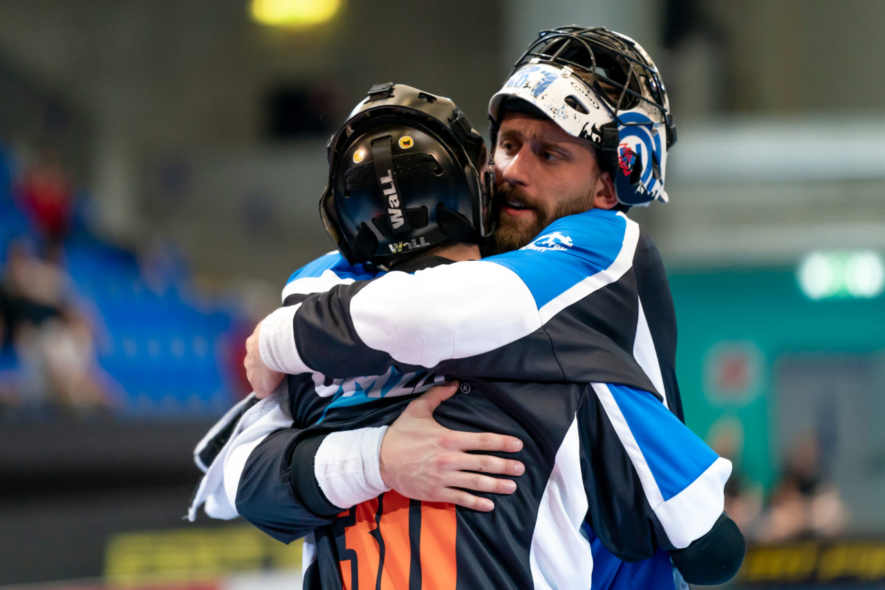 Saalsporthalle (Zürich), 22.04.2019, Unihockey Herren NLA 1/2-Final Spiel 7, GC Unihockey - Alligator Malans, Mathieu Unternaehrer (Nr. 31, GC Unihockey) umarmt Pascal Meier (Nr. 30, GC Unihockey)

(Claudio Schwarz, unihockey-fotos.ch)

Copyright: Claudio Schwarz, unihockey-fotos.ch – Dieses Bild wurde durch swiss unihockey lizenziert und darf ausschliesslich auf den Online-Kanälen von swiss unihockey verwendet werden. Die redaktionelle oder kommerzielle Nutzung durch Dritte (Medien, Vereine, Unternehmen oder Privatpersonen) per Download von diesem flickr-Account ist ausgeschlossen. Das Bild kann bei Interesse via unihockey-fotos.ch kostenpflichtig lizenziert werden. unihockey-fotos.ch behält sich vor, fehlbaren Medien, Vereinen, Unternehmen oder Privatpersonen Bilder mit einem Zuschlag in Rechnung zu stellen.