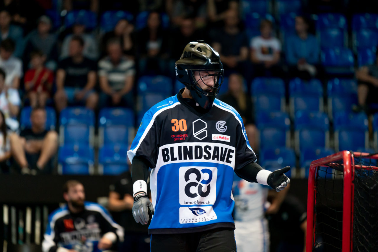 Saalsporthalle (Zürich), 22.04.2019, Unihockey Herren NLA 1/2-Final Spiel 7, GC Unihockey - Alligator Malans, Pascal Meier (Nr. 30, GC Unihockey) vor dem Spiel

(Claudio Schwarz, unihockey-fotos.ch)

Copyright: Claudio Schwarz, unihockey-fotos.ch – Dieses Bild wurde durch swiss unihockey lizenziert und darf ausschliesslich auf den Online-Kanälen von swiss unihockey verwendet werden. Die redaktionelle oder kommerzielle Nutzung durch Dritte (Medien, Vereine, Unternehmen oder Privatpersonen) per Download von diesem flickr-Account ist ausgeschlossen. Das Bild kann bei Interesse via unihockey-fotos.ch kostenpflichtig lizenziert werden. unihockey-fotos.ch behält sich vor, fehlbaren Medien, Vereinen, Unternehmen oder Privatpersonen Bilder mit einem Zuschlag in Rechnung zu stellen.