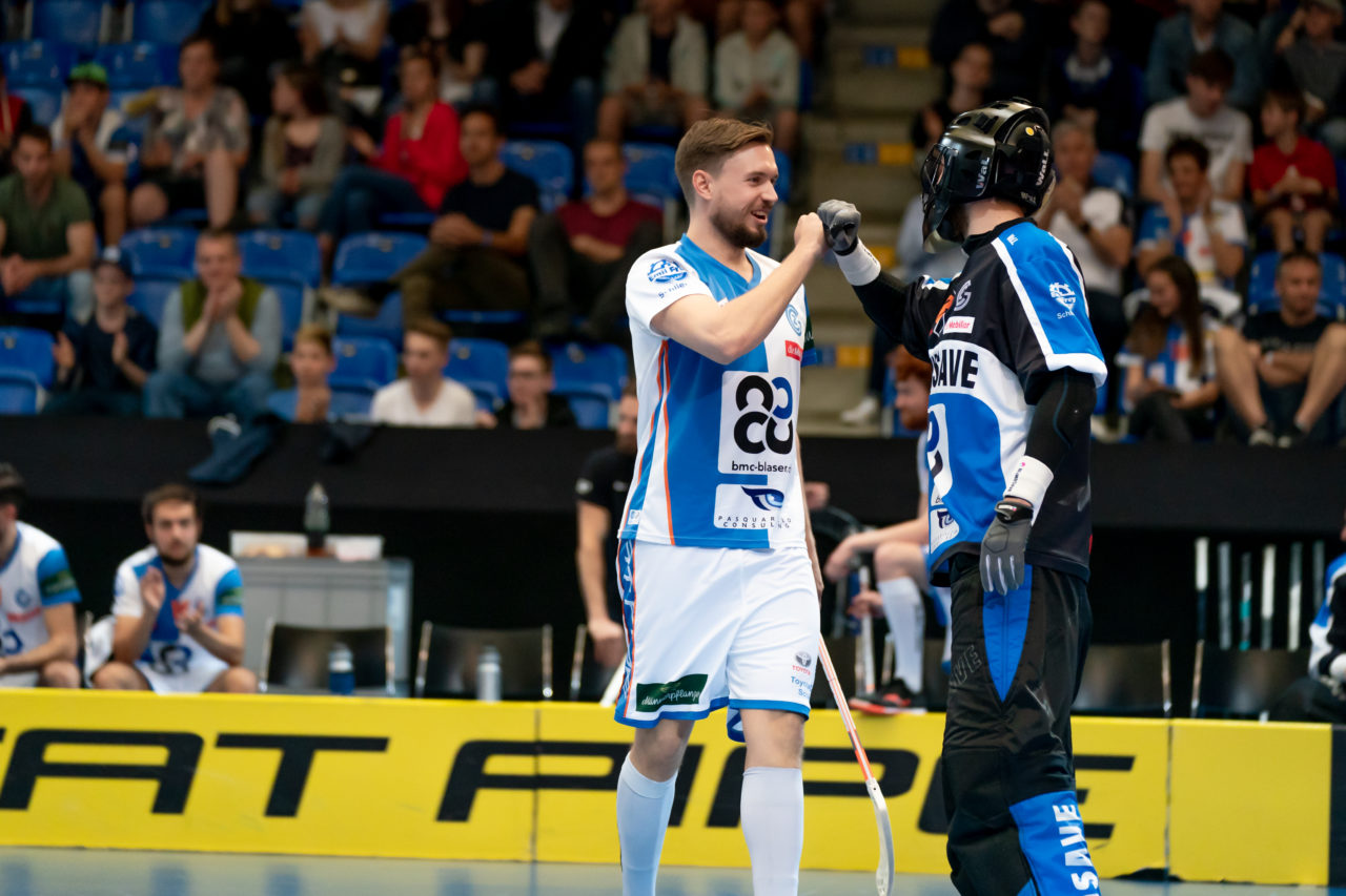 Saalsporthalle (Zürich), 22.04.2019, Unihockey Herren NLA 1/2-Final Spiel 7, GC Unihockey - Alligator Malans, Claudio Laely (Nr. 6, GC Unihockey) klatscht mit Pascal Meier (Nr. 30, GC Unihockey) ab

(Claudio Schwarz, unihockey-fotos.ch)

Copyright: Claudio Schwarz, unihockey-fotos.ch – Dieses Bild wurde durch swiss unihockey lizenziert und darf ausschliesslich auf den Online-Kanälen von swiss unihockey verwendet werden. Die redaktionelle oder kommerzielle Nutzung durch Dritte (Medien, Vereine, Unternehmen oder Privatpersonen) per Download von diesem flickr-Account ist ausgeschlossen. Das Bild kann bei Interesse via unihockey-fotos.ch kostenpflichtig lizenziert werden. unihockey-fotos.ch behält sich vor, fehlbaren Medien, Vereinen, Unternehmen oder Privatpersonen Bilder mit einem Zuschlag in Rechnung zu stellen.