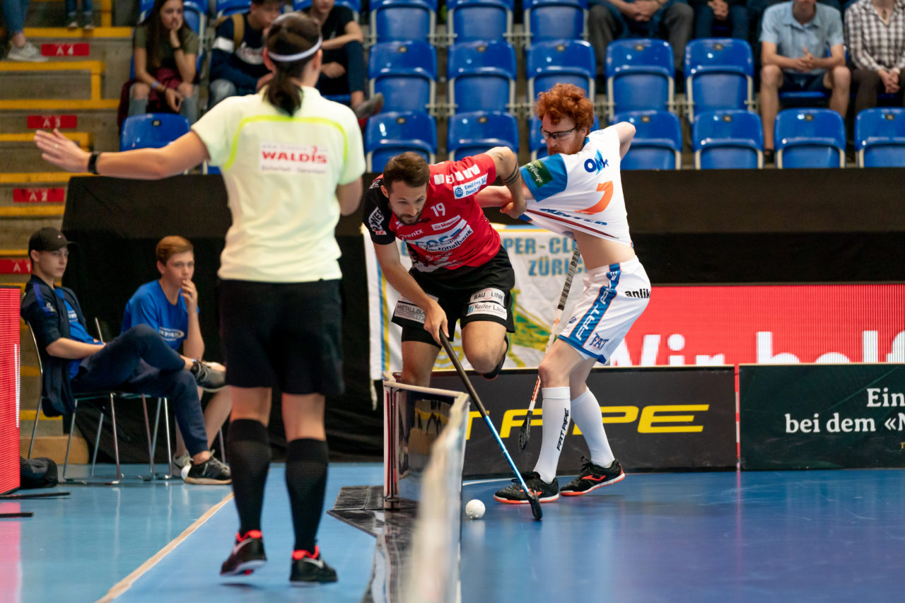 Saalsporthalle (Zürich), 22.04.2019, Unihockey Herren NLA 1/2-Final Spiel 7, GC Unihockey - Alligator Malans, Joel Friolet (Nr. 19, Alligator Malans) im Zweikampf mit Tobias Heller (Nr. 7, GC Unihockey)

(Claudio Schwarz, unihockey-fotos.ch)

Copyright: Claudio Schwarz, unihockey-fotos.ch – Dieses Bild wurde durch swiss unihockey lizenziert und darf ausschliesslich auf den Online-Kanälen von swiss unihockey verwendet werden. Die redaktionelle oder kommerzielle Nutzung durch Dritte (Medien, Vereine, Unternehmen oder Privatpersonen) per Download von diesem flickr-Account ist ausgeschlossen. Das Bild kann bei Interesse via unihockey-fotos.ch kostenpflichtig lizenziert werden. unihockey-fotos.ch behält sich vor, fehlbaren Medien, Vereinen, Unternehmen oder Privatpersonen Bilder mit einem Zuschlag in Rechnung zu stellen.