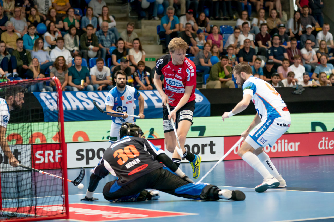 Saalsporthalle (Zürich), 22.04.2019, Unihockey Herren NLA 1/2-Final Spiel 7, GC Unihockey - Alligator Malans, Oscar Eriksson-Elfsberg (Nr. 20, Alligator Malans) vor Pascal Meier (Nr. 30, GC Unihockey)

(Claudio Schwarz, unihockey-fotos.ch)

Copyright: Claudio Schwarz, unihockey-fotos.ch – Dieses Bild wurde durch swiss unihockey lizenziert und darf ausschliesslich auf den Online-Kanälen von swiss unihockey verwendet werden. Die redaktionelle oder kommerzielle Nutzung durch Dritte (Medien, Vereine, Unternehmen oder Privatpersonen) per Download von diesem flickr-Account ist ausgeschlossen. Das Bild kann bei Interesse via unihockey-fotos.ch kostenpflichtig lizenziert werden. unihockey-fotos.ch behält sich vor, fehlbaren Medien, Vereinen, Unternehmen oder Privatpersonen Bilder mit einem Zuschlag in Rechnung zu stellen.