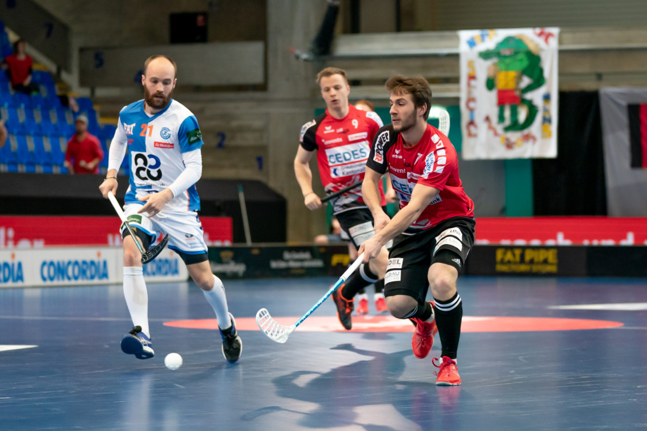 Saalsporthalle (Zürich), 22.04.2019, Unihockey Herren NLA 1/2-Final Spiel 7, GC Unihockey - Alligator Malans, Harry Braillard (Nr. 7, Alligator Malans) spielt den Ball

(Claudio Schwarz, unihockey-fotos.ch)

Copyright: Claudio Schwarz, unihockey-fotos.ch – Dieses Bild wurde durch swiss unihockey lizenziert und darf ausschliesslich auf den Online-Kanälen von swiss unihockey verwendet werden. Die redaktionelle oder kommerzielle Nutzung durch Dritte (Medien, Vereine, Unternehmen oder Privatpersonen) per Download von diesem flickr-Account ist ausgeschlossen. Das Bild kann bei Interesse via unihockey-fotos.ch kostenpflichtig lizenziert werden. unihockey-fotos.ch behält sich vor, fehlbaren Medien, Vereinen, Unternehmen oder Privatpersonen Bilder mit einem Zuschlag in Rechnung zu stellen.