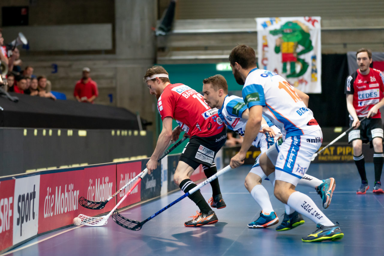 Saalsporthalle (Zürich), 22.04.2019, Unihockey Herren NLA 1/2-Final Spiel 7, GC Unihockey - Alligator Malans, Jo Dennis Bärtschi (Nr. 12, Alligator Malans) im Zweikampf mit Fabrice Göldi (Nr. 23, GC Unihockey)

(Claudio Schwarz, unihockey-fotos.ch)

Copyright: Claudio Schwarz, unihockey-fotos.ch – Dieses Bild wurde durch swiss unihockey lizenziert und darf ausschliesslich auf den Online-Kanälen von swiss unihockey verwendet werden. Die redaktionelle oder kommerzielle Nutzung durch Dritte (Medien, Vereine, Unternehmen oder Privatpersonen) per Download von diesem flickr-Account ist ausgeschlossen. Das Bild kann bei Interesse via unihockey-fotos.ch kostenpflichtig lizenziert werden. unihockey-fotos.ch behält sich vor, fehlbaren Medien, Vereinen, Unternehmen oder Privatpersonen Bilder mit einem Zuschlag in Rechnung zu stellen.