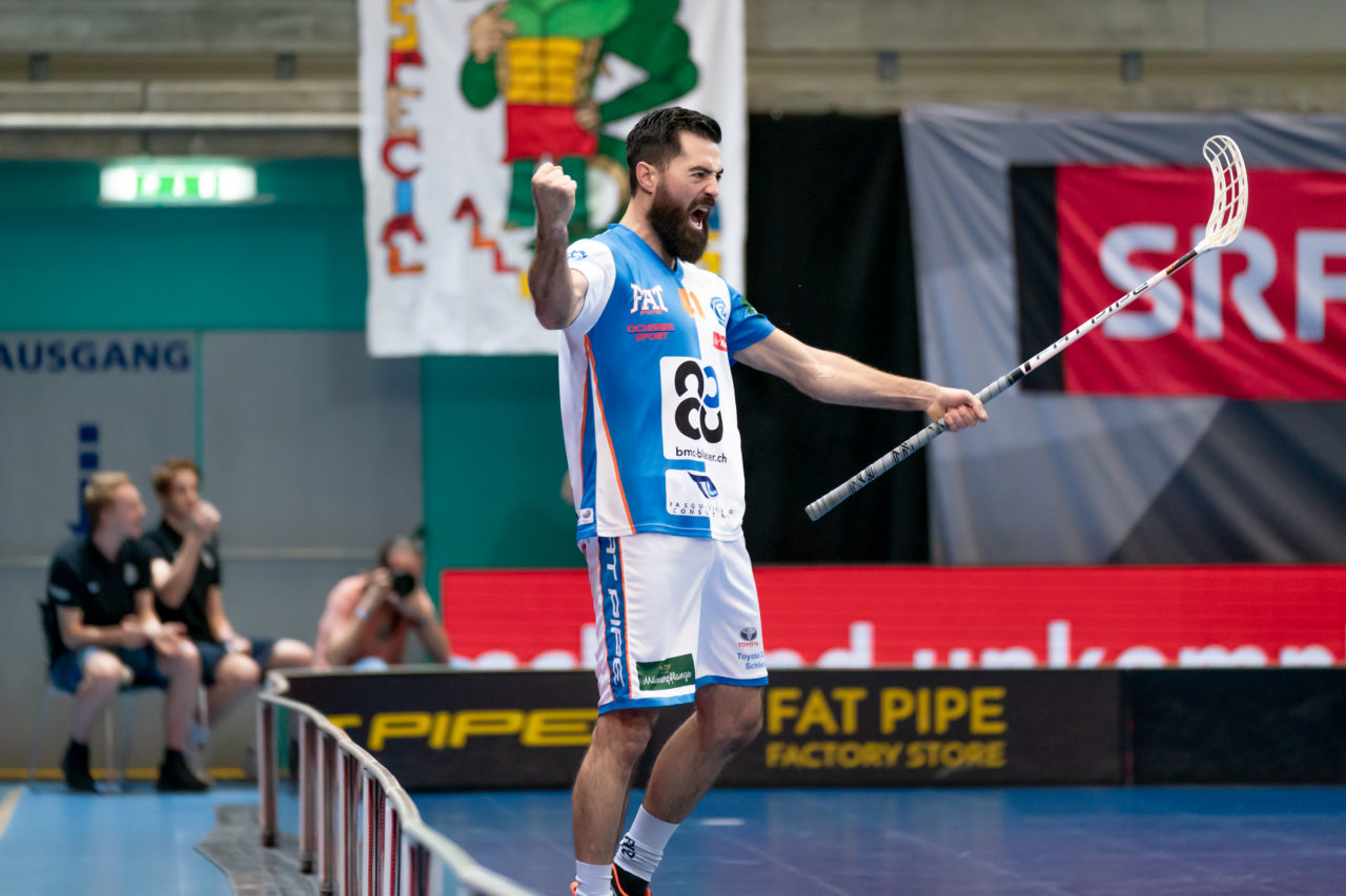 Saalsporthalle (Zürich), 22.04.2019, Unihockey Herren NLA 1/2-Final Spiel 7, GC Unihockey - Alligator Malans, Benjamin Reusser (Nr. 41, GC Unihockey) jubelt über das 1:0

(Claudio Schwarz, unihockey-fotos.ch)

Copyright: Claudio Schwarz, unihockey-fotos.ch – Dieses Bild wurde durch swiss unihockey lizenziert und darf ausschliesslich auf den Online-Kanälen von swiss unihockey verwendet werden. Die redaktionelle oder kommerzielle Nutzung durch Dritte (Medien, Vereine, Unternehmen oder Privatpersonen) per Download von diesem flickr-Account ist ausgeschlossen. Das Bild kann bei Interesse via unihockey-fotos.ch kostenpflichtig lizenziert werden. unihockey-fotos.ch behält sich vor, fehlbaren Medien, Vereinen, Unternehmen oder Privatpersonen Bilder mit einem Zuschlag in Rechnung zu stellen.