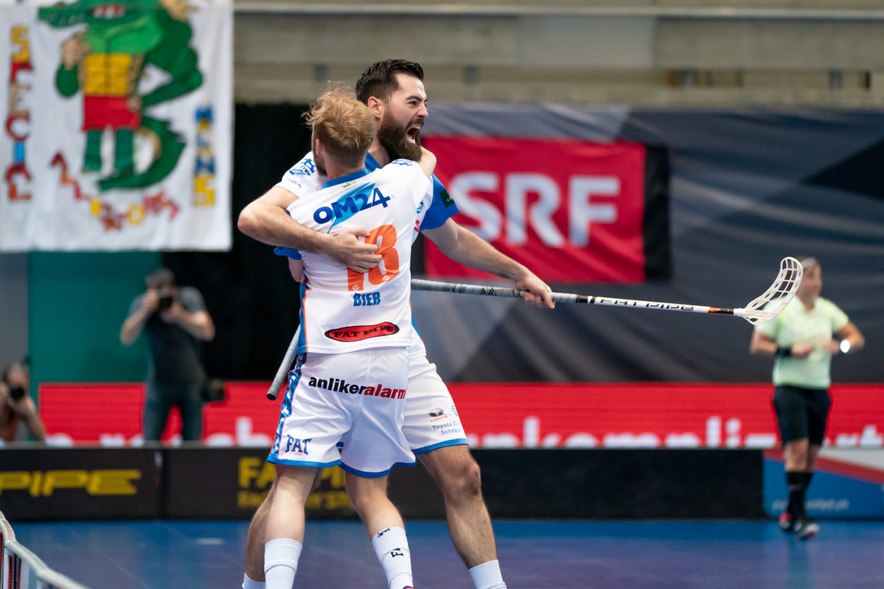 Saalsporthalle (Zürich), 22.04.2019, Unihockey Herren NLA 1/2-Final Spiel 7, GC Unihockey - Alligator Malans, Benjamin Reusser (Nr. 41, GC Unihockey) jubelt mit Kay Bier (Nr. 13, GC Unihockey) über das 1:0

(Claudio Schwarz, unihockey-fotos.ch)

Copyright: Claudio Schwarz, unihockey-fotos.ch – Dieses Bild wurde durch swiss unihockey lizenziert und darf ausschliesslich auf den Online-Kanälen von swiss unihockey verwendet werden. Die redaktionelle oder kommerzielle Nutzung durch Dritte (Medien, Vereine, Unternehmen oder Privatpersonen) per Download von diesem flickr-Account ist ausgeschlossen. Das Bild kann bei Interesse via unihockey-fotos.ch kostenpflichtig lizenziert werden. unihockey-fotos.ch behält sich vor, fehlbaren Medien, Vereinen, Unternehmen oder Privatpersonen Bilder mit einem Zuschlag in Rechnung zu stellen.