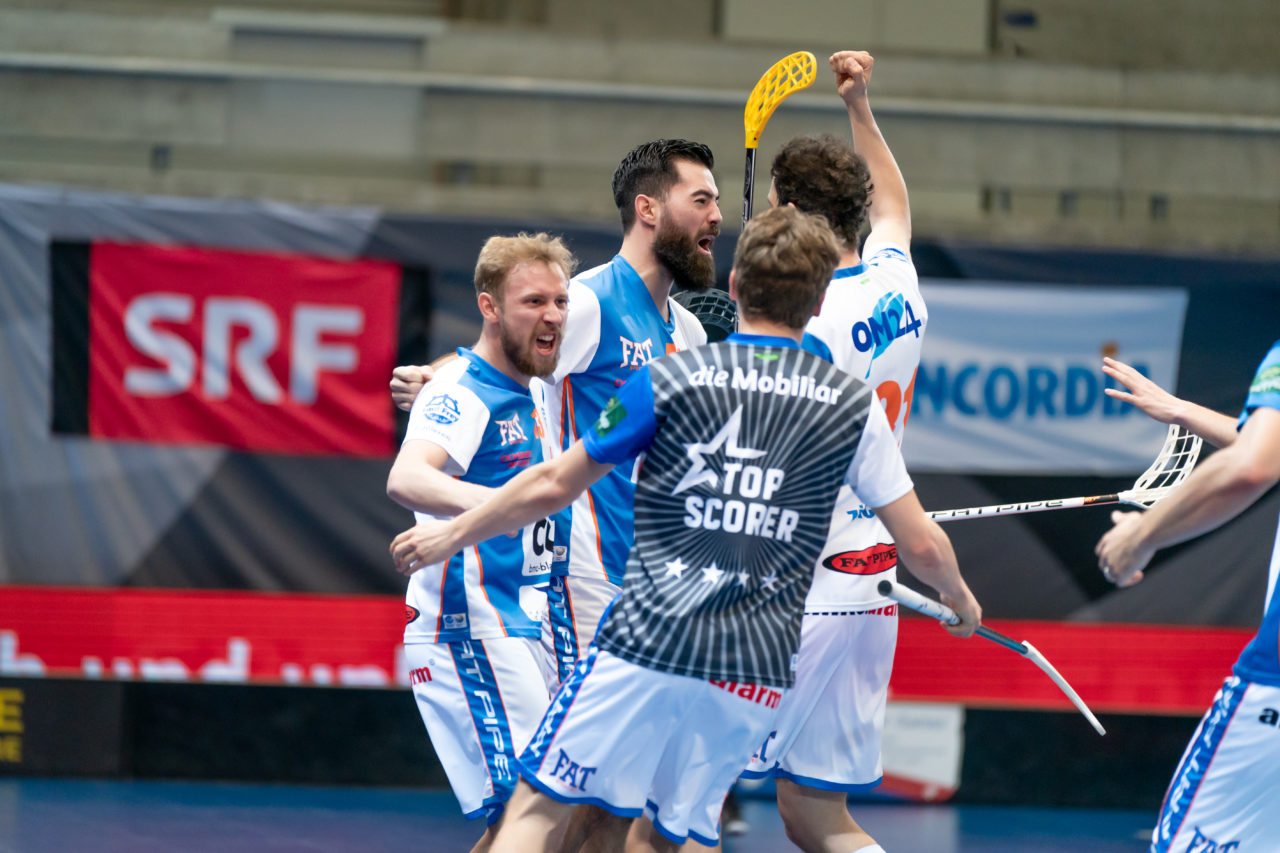 Saalsporthalle (Zürich), 22.04.2019, Unihockey Herren NLA 1/2-Final Spiel 7, GC Unihockey - Alligator Malans, Benjamin Reusser (Nr. 41, GC Unihockey) jubelt über das 1:0

(Claudio Schwarz, unihockey-fotos.ch)

Copyright: Claudio Schwarz, unihockey-fotos.ch – Dieses Bild wurde durch swiss unihockey lizenziert und darf ausschliesslich auf den Online-Kanälen von swiss unihockey verwendet werden. Die redaktionelle oder kommerzielle Nutzung durch Dritte (Medien, Vereine, Unternehmen oder Privatpersonen) per Download von diesem flickr-Account ist ausgeschlossen. Das Bild kann bei Interesse via unihockey-fotos.ch kostenpflichtig lizenziert werden. unihockey-fotos.ch behält sich vor, fehlbaren Medien, Vereinen, Unternehmen oder Privatpersonen Bilder mit einem Zuschlag in Rechnung zu stellen.