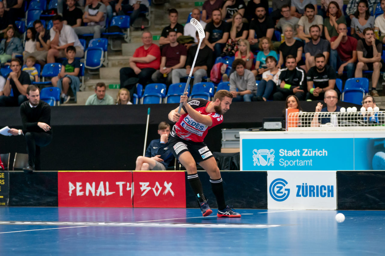 Saalsporthalle (Zürich), 22.04.2019, Unihockey Herren NLA 1/2-Final Spiel 7, GC Unihockey - Alligator Malans, Lukas Veltsmid (Nr. 64, Alligator Malans) spielt den Ball

(Claudio Schwarz, unihockey-fotos.ch)

Copyright: Claudio Schwarz, unihockey-fotos.ch – Dieses Bild wurde durch swiss unihockey lizenziert und darf ausschliesslich auf den Online-Kanälen von swiss unihockey verwendet werden. Die redaktionelle oder kommerzielle Nutzung durch Dritte (Medien, Vereine, Unternehmen oder Privatpersonen) per Download von diesem flickr-Account ist ausgeschlossen. Das Bild kann bei Interesse via unihockey-fotos.ch kostenpflichtig lizenziert werden. unihockey-fotos.ch behält sich vor, fehlbaren Medien, Vereinen, Unternehmen oder Privatpersonen Bilder mit einem Zuschlag in Rechnung zu stellen.