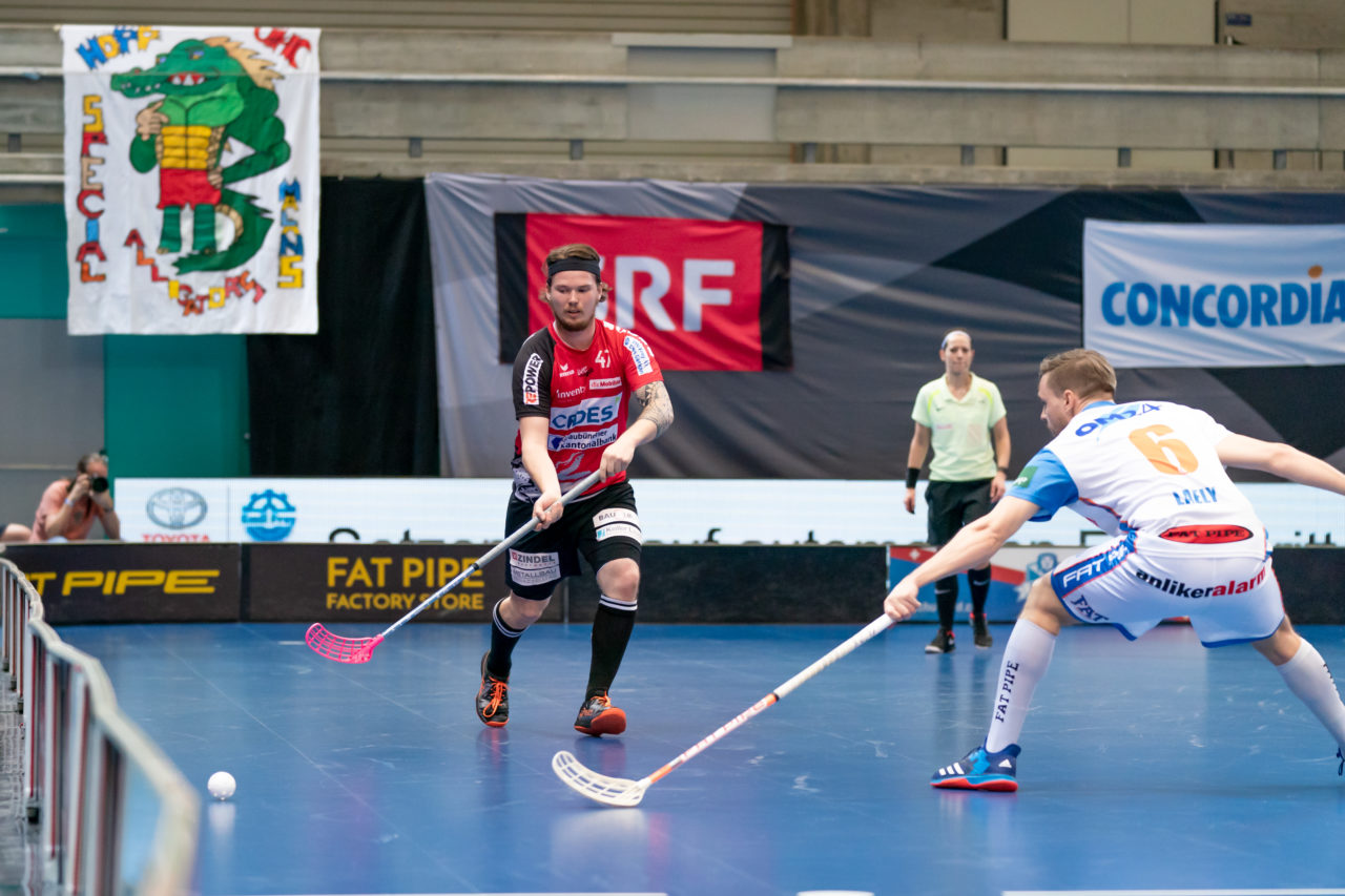 Saalsporthalle (Zürich), 22.04.2019, Unihockey Herren NLA 1/2-Final Spiel 7, GC Unihockey - Alligator Malans, Kevin Berry (Nr. 47, Alligator Malans) spielt einen Pass

(Claudio Schwarz, unihockey-fotos.ch)

Copyright: Claudio Schwarz, unihockey-fotos.ch – Dieses Bild wurde durch swiss unihockey lizenziert und darf ausschliesslich auf den Online-Kanälen von swiss unihockey verwendet werden. Die redaktionelle oder kommerzielle Nutzung durch Dritte (Medien, Vereine, Unternehmen oder Privatpersonen) per Download von diesem flickr-Account ist ausgeschlossen. Das Bild kann bei Interesse via unihockey-fotos.ch kostenpflichtig lizenziert werden. unihockey-fotos.ch behält sich vor, fehlbaren Medien, Vereinen, Unternehmen oder Privatpersonen Bilder mit einem Zuschlag in Rechnung zu stellen.