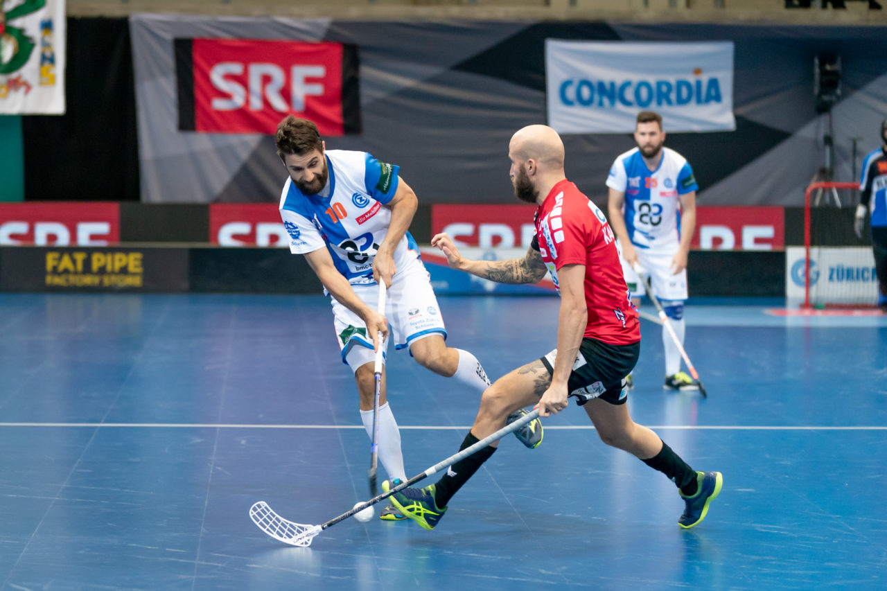 Saalsporthalle (Zürich), 22.04.2019, Unihockey Herren NLA 1/2-Final Spiel 7, GC Unihockey - Alligator Malans, Nicolas Berlinger (Nr. 10, GC Unihockey) mit einem Abschlussversuch

(Claudio Schwarz, unihockey-fotos.ch)

Copyright: Claudio Schwarz, unihockey-fotos.ch – Dieses Bild wurde durch swiss unihockey lizenziert und darf ausschliesslich auf den Online-Kanälen von swiss unihockey verwendet werden. Die redaktionelle oder kommerzielle Nutzung durch Dritte (Medien, Vereine, Unternehmen oder Privatpersonen) per Download von diesem flickr-Account ist ausgeschlossen. Das Bild kann bei Interesse via unihockey-fotos.ch kostenpflichtig lizenziert werden. unihockey-fotos.ch behält sich vor, fehlbaren Medien, Vereinen, Unternehmen oder Privatpersonen Bilder mit einem Zuschlag in Rechnung zu stellen.