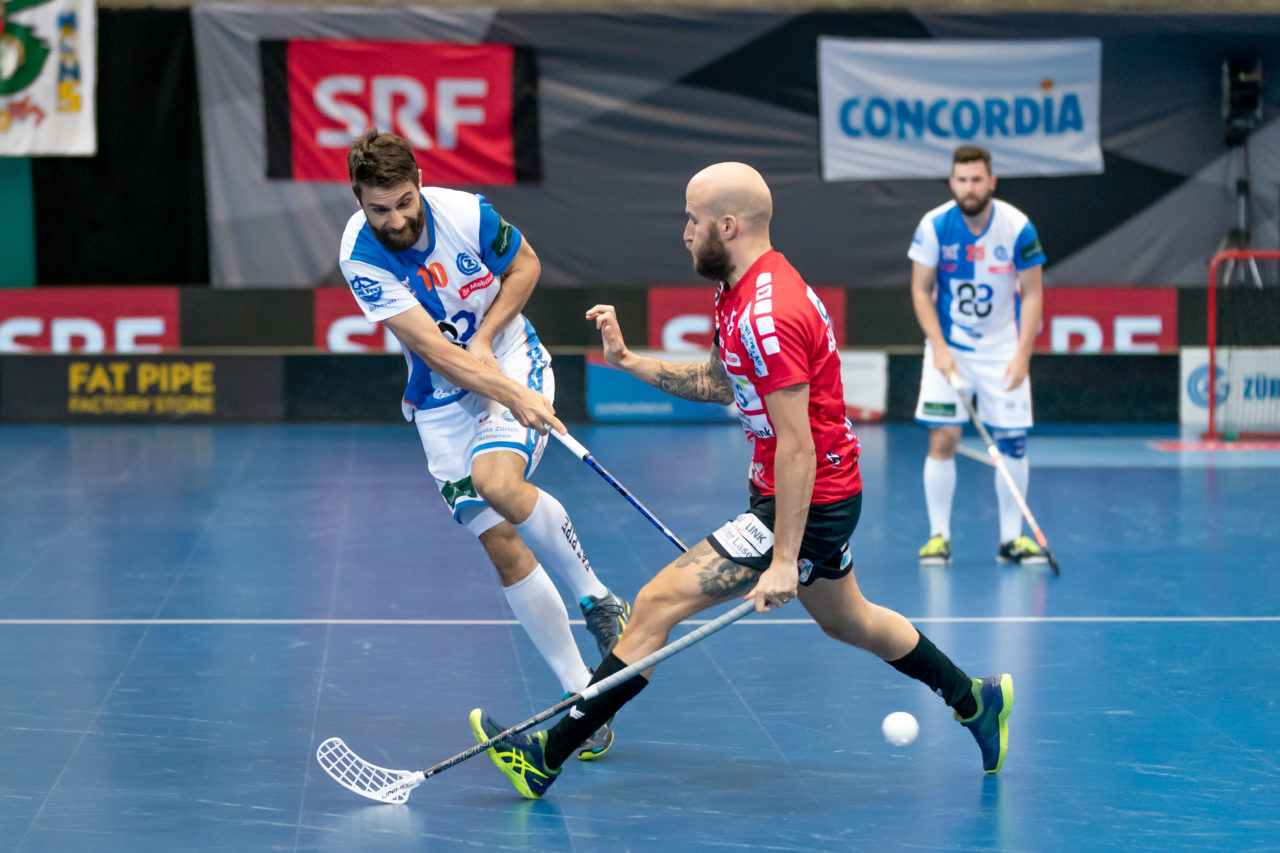 Saalsporthalle (Zürich), 22.04.2019, Unihockey Herren NLA 1/2-Final Spiel 7, GC Unihockey - Alligator Malans, Nicolas Berlinger (Nr. 10, GC Unihockey) mit einem Abschlussversuch

(Claudio Schwarz, unihockey-fotos.ch)

Copyright: Claudio Schwarz, unihockey-fotos.ch – Dieses Bild wurde durch swiss unihockey lizenziert und darf ausschliesslich auf den Online-Kanälen von swiss unihockey verwendet werden. Die redaktionelle oder kommerzielle Nutzung durch Dritte (Medien, Vereine, Unternehmen oder Privatpersonen) per Download von diesem flickr-Account ist ausgeschlossen. Das Bild kann bei Interesse via unihockey-fotos.ch kostenpflichtig lizenziert werden. unihockey-fotos.ch behält sich vor, fehlbaren Medien, Vereinen, Unternehmen oder Privatpersonen Bilder mit einem Zuschlag in Rechnung zu stellen.