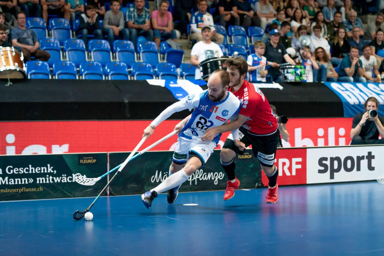 Saalsporthalle (Zürich), 22.04.2019, Unihockey Herren NLA 1/2-Final Spiel 7, GC Unihockey - Alligator Malans, Emil Julkunen (Nr. 21, GC Unihockey) im Zweikampf mit Harry Braillard (Nr. 7, Alligator Malans)

(Claudio Schwarz, unihockey-fotos.ch)

Copyright: Claudio Schwarz, unihockey-fotos.ch – Dieses Bild wurde durch swiss unihockey lizenziert und darf ausschliesslich auf den Online-Kanälen von swiss unihockey verwendet werden. Die redaktionelle oder kommerzielle Nutzung durch Dritte (Medien, Vereine, Unternehmen oder Privatpersonen) per Download von diesem flickr-Account ist ausgeschlossen. Das Bild kann bei Interesse via unihockey-fotos.ch kostenpflichtig lizenziert werden. unihockey-fotos.ch behält sich vor, fehlbaren Medien, Vereinen, Unternehmen oder Privatpersonen Bilder mit einem Zuschlag in Rechnung zu stellen.