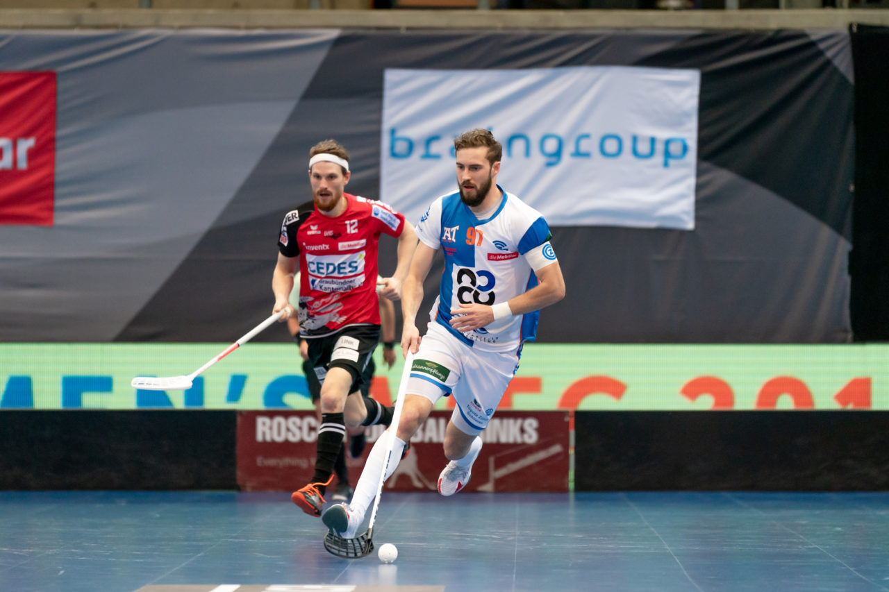 Saalsporthalle (Zürich), 22.04.2019, Unihockey Herren NLA 1/2-Final Spiel 7, GC Unihockey - Alligator Malans, Luca Graf (Nr. 97, GC Unihockey) am Ball

(Claudio Schwarz, unihockey-fotos.ch)

Copyright: Claudio Schwarz, unihockey-fotos.ch – Dieses Bild wurde durch swiss unihockey lizenziert und darf ausschliesslich auf den Online-Kanälen von swiss unihockey verwendet werden. Die redaktionelle oder kommerzielle Nutzung durch Dritte (Medien, Vereine, Unternehmen oder Privatpersonen) per Download von diesem flickr-Account ist ausgeschlossen. Das Bild kann bei Interesse via unihockey-fotos.ch kostenpflichtig lizenziert werden. unihockey-fotos.ch behält sich vor, fehlbaren Medien, Vereinen, Unternehmen oder Privatpersonen Bilder mit einem Zuschlag in Rechnung zu stellen.