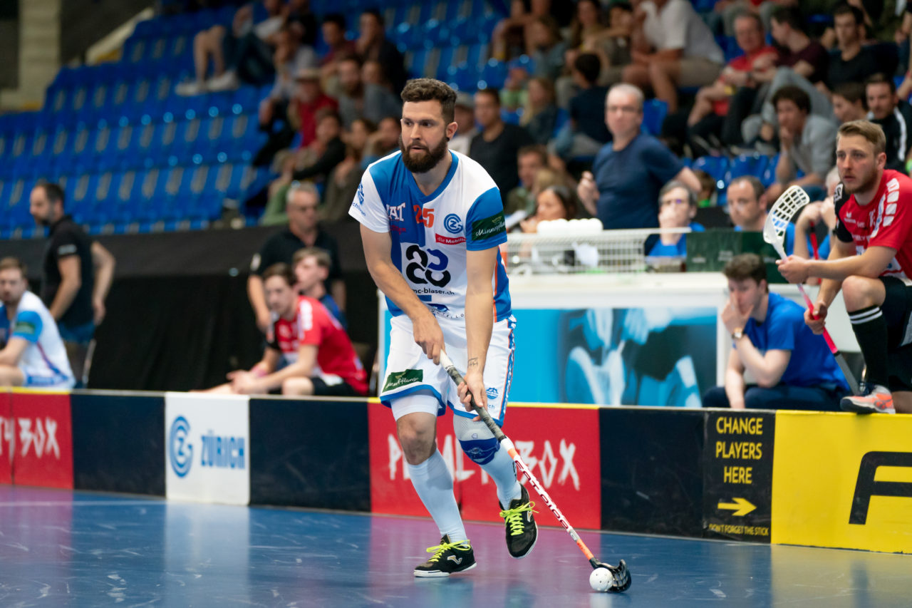 Saalsporthalle (Zürich), 22.04.2019, Unihockey Herren NLA 1/2-Final Spiel 7, GC Unihockey - Alligator Malans, Christoph Meier (Nr. 25, GC Unihockey) am Ball

(Claudio Schwarz, unihockey-fotos.ch)

Copyright: Claudio Schwarz, unihockey-fotos.ch – Dieses Bild wurde durch swiss unihockey lizenziert und darf ausschliesslich auf den Online-Kanälen von swiss unihockey verwendet werden. Die redaktionelle oder kommerzielle Nutzung durch Dritte (Medien, Vereine, Unternehmen oder Privatpersonen) per Download von diesem flickr-Account ist ausgeschlossen. Das Bild kann bei Interesse via unihockey-fotos.ch kostenpflichtig lizenziert werden. unihockey-fotos.ch behält sich vor, fehlbaren Medien, Vereinen, Unternehmen oder Privatpersonen Bilder mit einem Zuschlag in Rechnung zu stellen.
