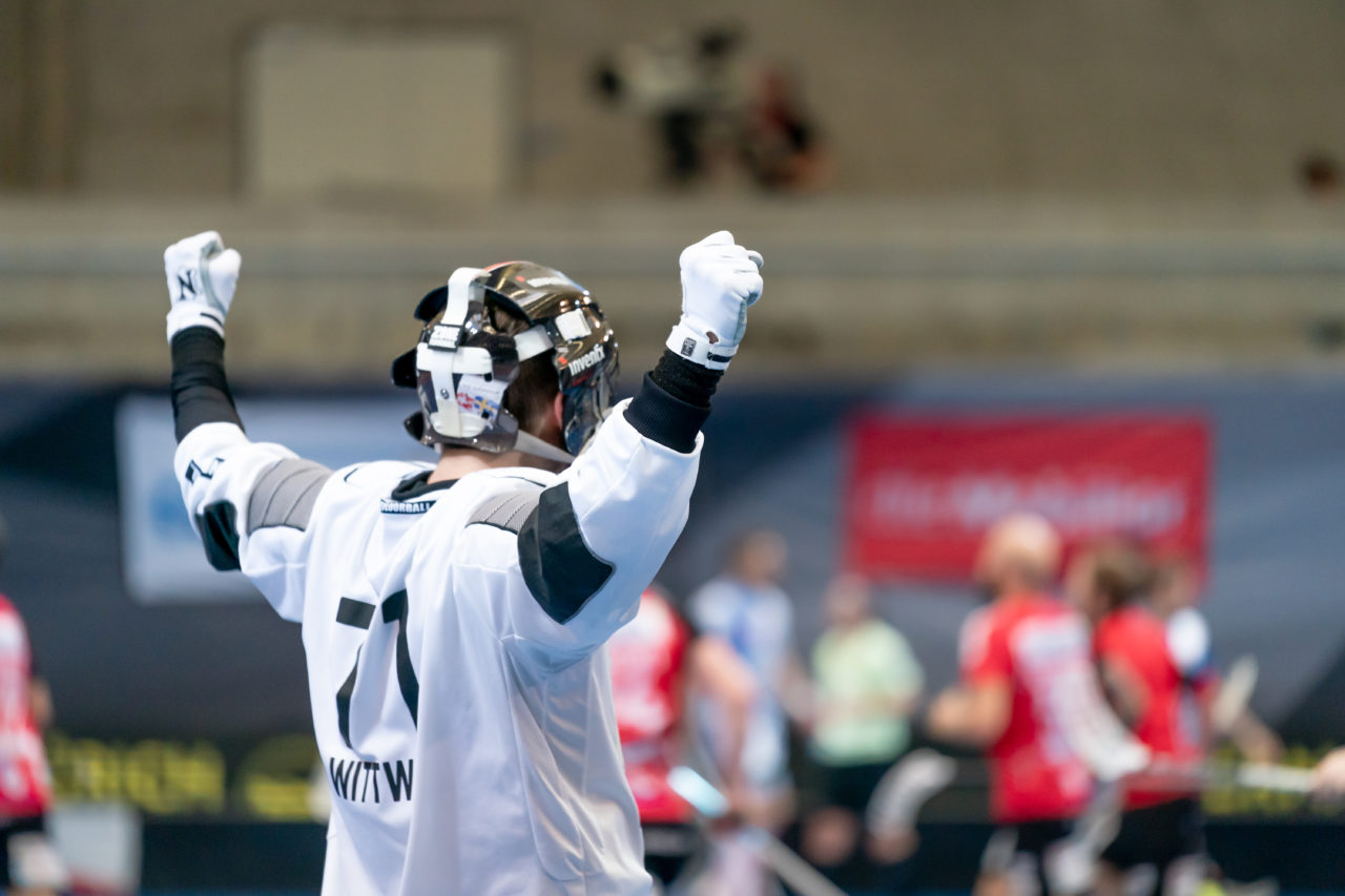 Saalsporthalle (Zürich), 22.04.2019, Unihockey Herren NLA 1/2-Final Spiel 7, GC Unihockey - Alligator Malans, Jonas Wittwer (Nr. 71, Alligator Malans) jubelt über das 1:1

(Claudio Schwarz, unihockey-fotos.ch)

Copyright: Claudio Schwarz, unihockey-fotos.ch – Dieses Bild wurde durch swiss unihockey lizenziert und darf ausschliesslich auf den Online-Kanälen von swiss unihockey verwendet werden. Die redaktionelle oder kommerzielle Nutzung durch Dritte (Medien, Vereine, Unternehmen oder Privatpersonen) per Download von diesem flickr-Account ist ausgeschlossen. Das Bild kann bei Interesse via unihockey-fotos.ch kostenpflichtig lizenziert werden. unihockey-fotos.ch behält sich vor, fehlbaren Medien, Vereinen, Unternehmen oder Privatpersonen Bilder mit einem Zuschlag in Rechnung zu stellen.