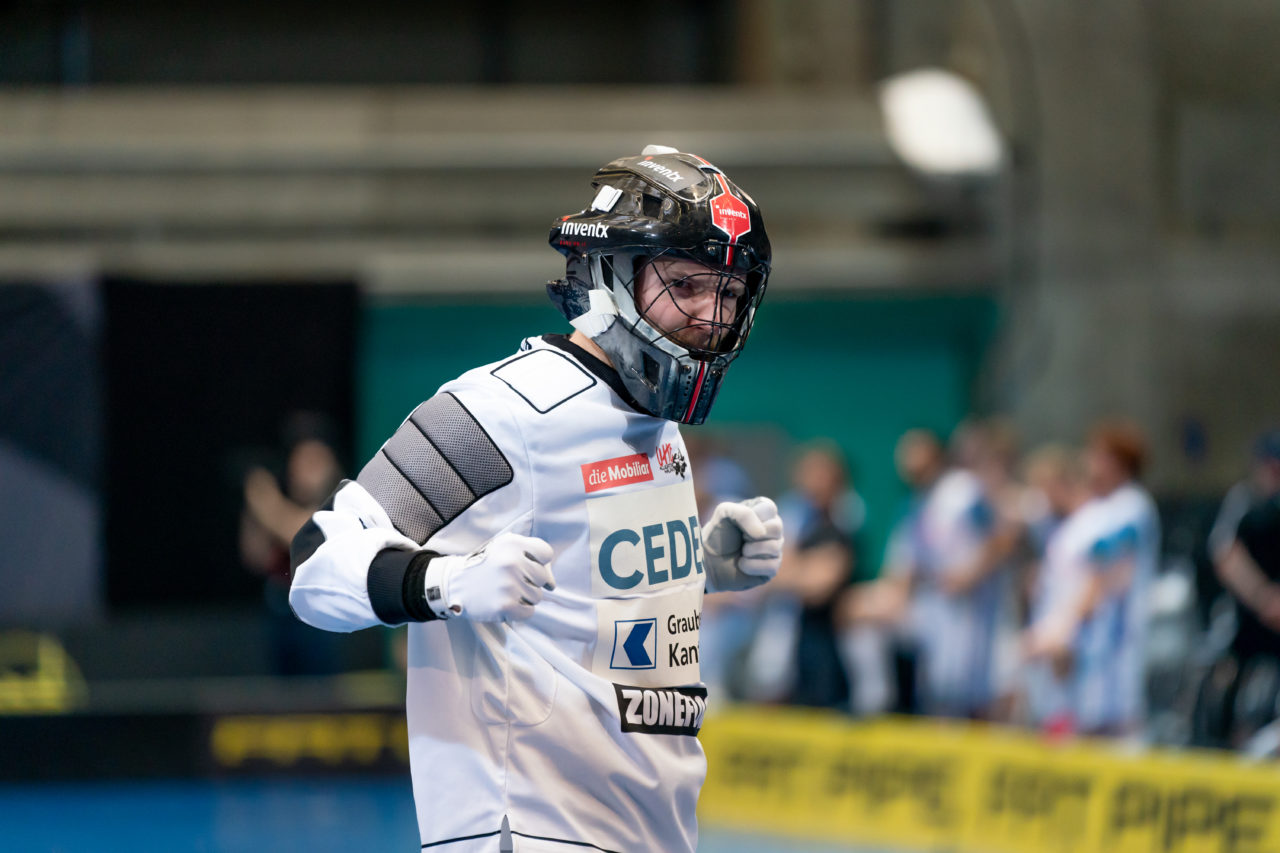 Saalsporthalle (Zürich), 22.04.2019, Unihockey Herren NLA 1/2-Final Spiel 7, GC Unihockey - Alligator Malans, Jonas Wittwer (Nr. 71, Alligator Malans) jubelt über das 1:1

(Claudio Schwarz, unihockey-fotos.ch)

Copyright: Claudio Schwarz, unihockey-fotos.ch – Dieses Bild wurde durch swiss unihockey lizenziert und darf ausschliesslich auf den Online-Kanälen von swiss unihockey verwendet werden. Die redaktionelle oder kommerzielle Nutzung durch Dritte (Medien, Vereine, Unternehmen oder Privatpersonen) per Download von diesem flickr-Account ist ausgeschlossen. Das Bild kann bei Interesse via unihockey-fotos.ch kostenpflichtig lizenziert werden. unihockey-fotos.ch behält sich vor, fehlbaren Medien, Vereinen, Unternehmen oder Privatpersonen Bilder mit einem Zuschlag in Rechnung zu stellen.