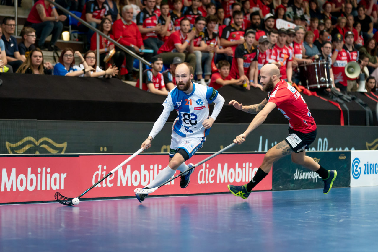 Saalsporthalle (Zürich), 22.04.2019, Unihockey Herren NLA 1/2-Final Spiel 7, GC Unihockey - Alligator Malans, Emil Julkunen (Nr. 21, GC Unihockey) im Zweikampf mit Marco Daniel Karlander (Nr. 59, Alligator Malans)

(Claudio Schwarz, unihockey-fotos.ch)

Copyright: Claudio Schwarz, unihockey-fotos.ch – Dieses Bild wurde durch swiss unihockey lizenziert und darf ausschliesslich auf den Online-Kanälen von swiss unihockey verwendet werden. Die redaktionelle oder kommerzielle Nutzung durch Dritte (Medien, Vereine, Unternehmen oder Privatpersonen) per Download von diesem flickr-Account ist ausgeschlossen. Das Bild kann bei Interesse via unihockey-fotos.ch kostenpflichtig lizenziert werden. unihockey-fotos.ch behält sich vor, fehlbaren Medien, Vereinen, Unternehmen oder Privatpersonen Bilder mit einem Zuschlag in Rechnung zu stellen.
