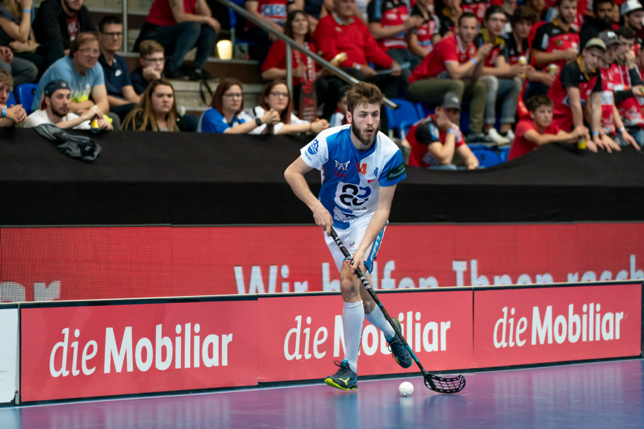 Saalsporthalle (Zürich), 22.04.2019, Unihockey Herren NLA 1/2-Final Spiel 7, GC Unihockey - Alligator Malans, Simon Laubscher (Nr. 14, GC Unihockey) am Ball

(Claudio Schwarz, unihockey-fotos.ch)

Copyright: Claudio Schwarz, unihockey-fotos.ch – Dieses Bild wurde durch swiss unihockey lizenziert und darf ausschliesslich auf den Online-Kanälen von swiss unihockey verwendet werden. Die redaktionelle oder kommerzielle Nutzung durch Dritte (Medien, Vereine, Unternehmen oder Privatpersonen) per Download von diesem flickr-Account ist ausgeschlossen. Das Bild kann bei Interesse via unihockey-fotos.ch kostenpflichtig lizenziert werden. unihockey-fotos.ch behält sich vor, fehlbaren Medien, Vereinen, Unternehmen oder Privatpersonen Bilder mit einem Zuschlag in Rechnung zu stellen.