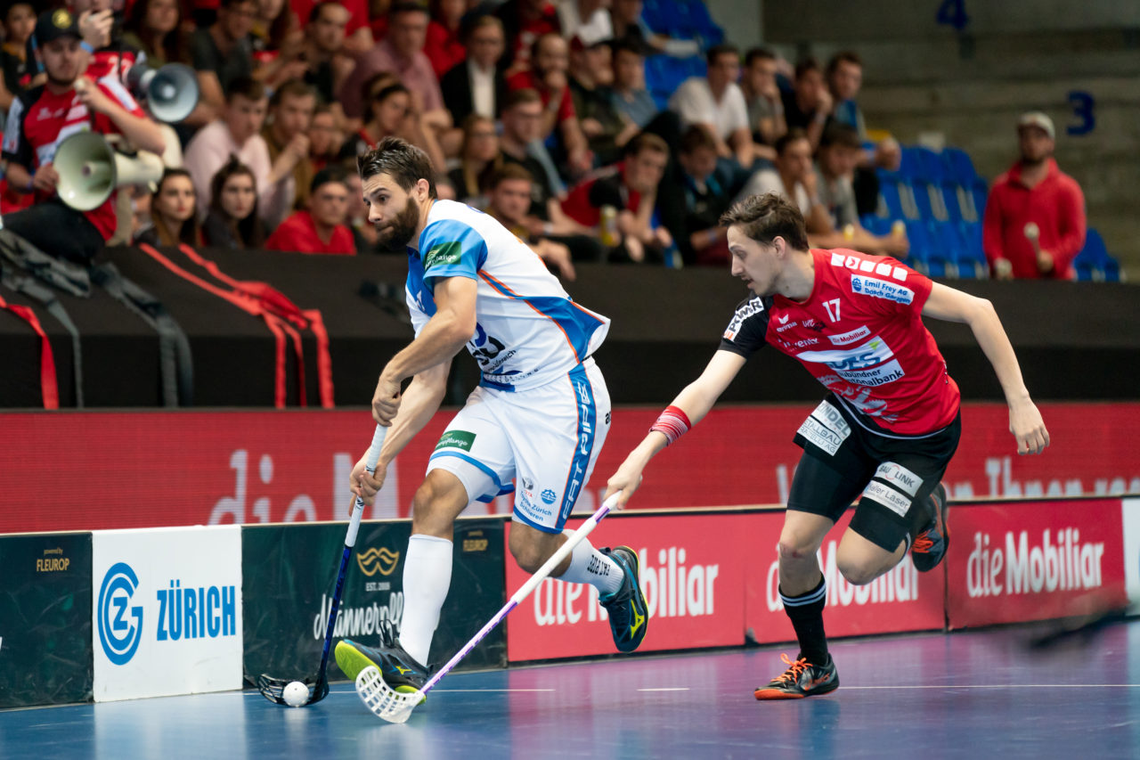 Saalsporthalle (Zürich), 22.04.2019, Unihockey Herren NLA 1/2-Final Spiel 7, GC Unihockey - Alligator Malans, Nicolas Berlinger (Nr. 10, GC Unihockey) verfolgt von Nino Vetsch (Nr. 17, Alligator Malans)

(Claudio Schwarz, unihockey-fotos.ch)

Copyright: Claudio Schwarz, unihockey-fotos.ch – Dieses Bild wurde durch swiss unihockey lizenziert und darf ausschliesslich auf den Online-Kanälen von swiss unihockey verwendet werden. Die redaktionelle oder kommerzielle Nutzung durch Dritte (Medien, Vereine, Unternehmen oder Privatpersonen) per Download von diesem flickr-Account ist ausgeschlossen. Das Bild kann bei Interesse via unihockey-fotos.ch kostenpflichtig lizenziert werden. unihockey-fotos.ch behält sich vor, fehlbaren Medien, Vereinen, Unternehmen oder Privatpersonen Bilder mit einem Zuschlag in Rechnung zu stellen.