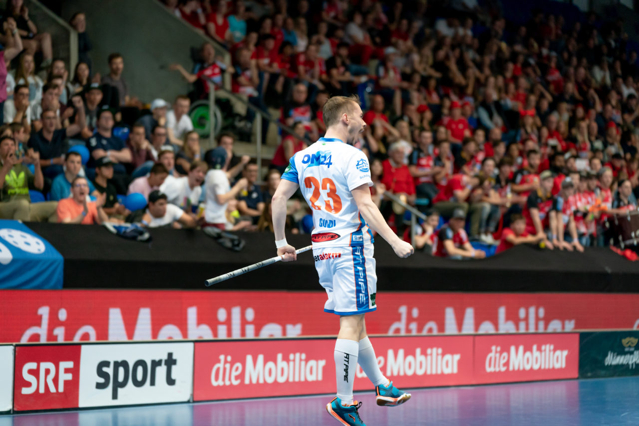 Saalsporthalle (Zürich), 22.04.2019, Unihockey Herren NLA 1/2-Final Spiel 7, GC Unihockey - Alligator Malans, Fabrice Göldi (Nr. 23, GC Unihockey) bejubelt das 2:1

(Claudio Schwarz, unihockey-fotos.ch)

Copyright: Claudio Schwarz, unihockey-fotos.ch – Dieses Bild wurde durch swiss unihockey lizenziert und darf ausschliesslich auf den Online-Kanälen von swiss unihockey verwendet werden. Die redaktionelle oder kommerzielle Nutzung durch Dritte (Medien, Vereine, Unternehmen oder Privatpersonen) per Download von diesem flickr-Account ist ausgeschlossen. Das Bild kann bei Interesse via unihockey-fotos.ch kostenpflichtig lizenziert werden. unihockey-fotos.ch behält sich vor, fehlbaren Medien, Vereinen, Unternehmen oder Privatpersonen Bilder mit einem Zuschlag in Rechnung zu stellen.