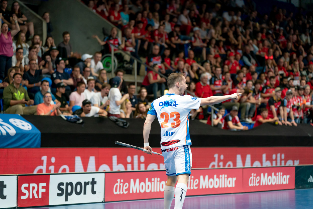 Saalsporthalle (Zürich), 22.04.2019, Unihockey Herren NLA 1/2-Final Spiel 7, GC Unihockey - Alligator Malans, Fabrice Göldi (Nr. 23, GC Unihockey) bejubelt das 2:1

(Claudio Schwarz, unihockey-fotos.ch)

Copyright: Claudio Schwarz, unihockey-fotos.ch – Dieses Bild wurde durch swiss unihockey lizenziert und darf ausschliesslich auf den Online-Kanälen von swiss unihockey verwendet werden. Die redaktionelle oder kommerzielle Nutzung durch Dritte (Medien, Vereine, Unternehmen oder Privatpersonen) per Download von diesem flickr-Account ist ausgeschlossen. Das Bild kann bei Interesse via unihockey-fotos.ch kostenpflichtig lizenziert werden. unihockey-fotos.ch behält sich vor, fehlbaren Medien, Vereinen, Unternehmen oder Privatpersonen Bilder mit einem Zuschlag in Rechnung zu stellen.