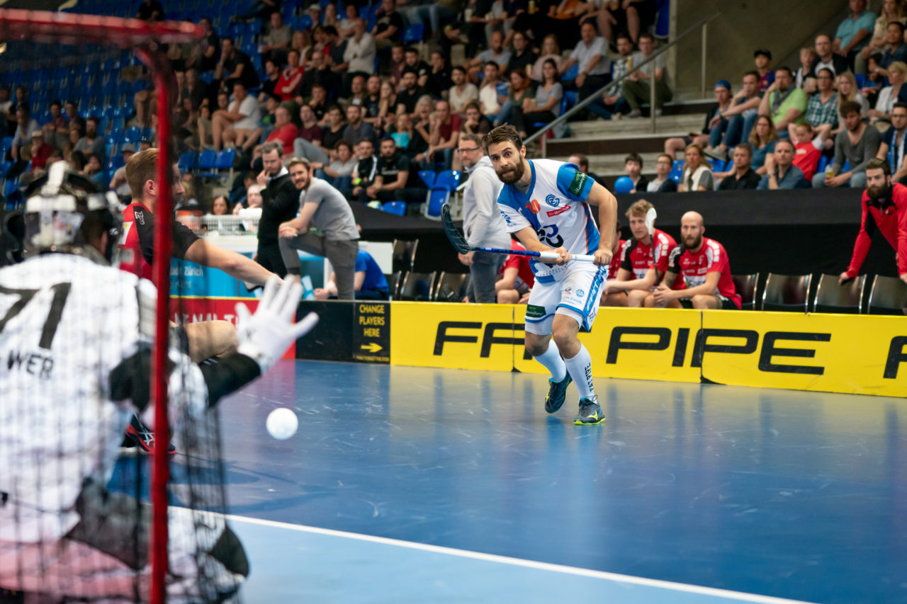 Saalsporthalle (Zürich), 22.04.2019, Unihockey Herren NLA 1/2-Final Spiel 7, GC Unihockey - Alligator Malans, Nicolas Berlinger (Nr. 10, GC Unihockey) mit einem Abschlussversuch

(Claudio Schwarz, unihockey-fotos.ch)

Copyright: Claudio Schwarz, unihockey-fotos.ch – Dieses Bild wurde durch swiss unihockey lizenziert und darf ausschliesslich auf den Online-Kanälen von swiss unihockey verwendet werden. Die redaktionelle oder kommerzielle Nutzung durch Dritte (Medien, Vereine, Unternehmen oder Privatpersonen) per Download von diesem flickr-Account ist ausgeschlossen. Das Bild kann bei Interesse via unihockey-fotos.ch kostenpflichtig lizenziert werden. unihockey-fotos.ch behält sich vor, fehlbaren Medien, Vereinen, Unternehmen oder Privatpersonen Bilder mit einem Zuschlag in Rechnung zu stellen.