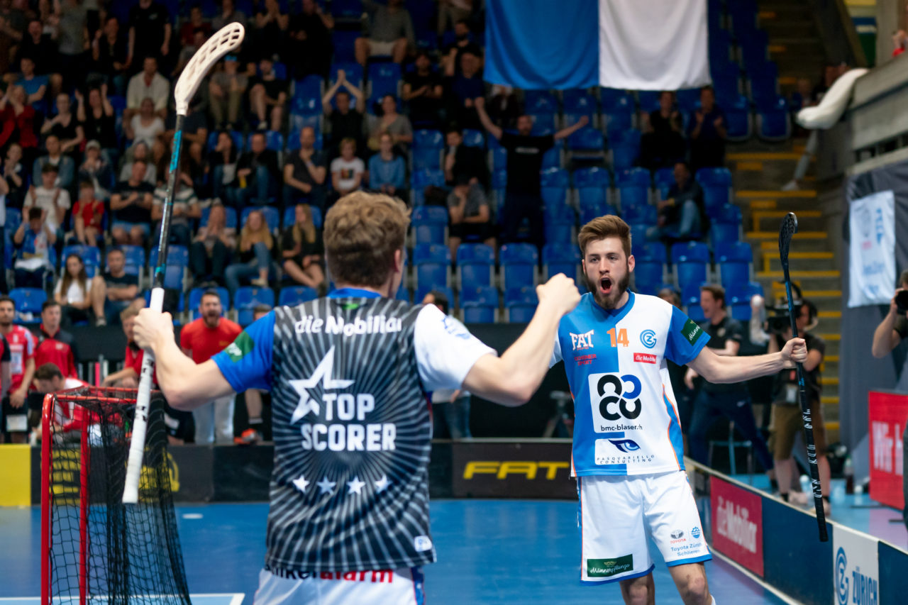 Saalsporthalle (Zürich), 22.04.2019, Unihockey Herren NLA 1/2-Final Spiel 7, GC Unihockey - Alligator Malans, Simon Laubscher (Nr. 14, GC Unihockey) bejubelt das 3:1 mit Joël Rüegger (Nr. 95, GC Unihockey) 

(Claudio Schwarz, unihockey-fotos.ch)

Copyright: Claudio Schwarz, unihockey-fotos.ch – Dieses Bild wurde durch swiss unihockey lizenziert und darf ausschliesslich auf den Online-Kanälen von swiss unihockey verwendet werden. Die redaktionelle oder kommerzielle Nutzung durch Dritte (Medien, Vereine, Unternehmen oder Privatpersonen) per Download von diesem flickr-Account ist ausgeschlossen. Das Bild kann bei Interesse via unihockey-fotos.ch kostenpflichtig lizenziert werden. unihockey-fotos.ch behält sich vor, fehlbaren Medien, Vereinen, Unternehmen oder Privatpersonen Bilder mit einem Zuschlag in Rechnung zu stellen.