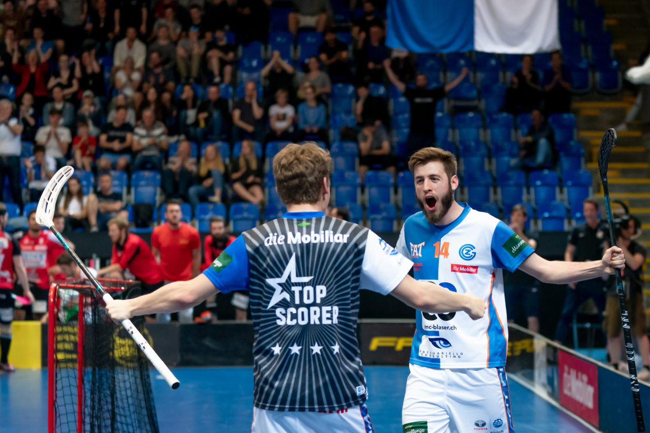 Saalsporthalle (Zürich), 22.04.2019, Unihockey Herren NLA 1/2-Final Spiel 7, GC Unihockey - Alligator Malans, Simon Laubscher (Nr. 14, GC Unihockey) bejubelt das 3:1 mit Joël Rüegger (Nr. 95, GC Unihockey) 

(Claudio Schwarz, unihockey-fotos.ch)

Copyright: Claudio Schwarz, unihockey-fotos.ch – Dieses Bild wurde durch swiss unihockey lizenziert und darf ausschliesslich auf den Online-Kanälen von swiss unihockey verwendet werden. Die redaktionelle oder kommerzielle Nutzung durch Dritte (Medien, Vereine, Unternehmen oder Privatpersonen) per Download von diesem flickr-Account ist ausgeschlossen. Das Bild kann bei Interesse via unihockey-fotos.ch kostenpflichtig lizenziert werden. unihockey-fotos.ch behält sich vor, fehlbaren Medien, Vereinen, Unternehmen oder Privatpersonen Bilder mit einem Zuschlag in Rechnung zu stellen.