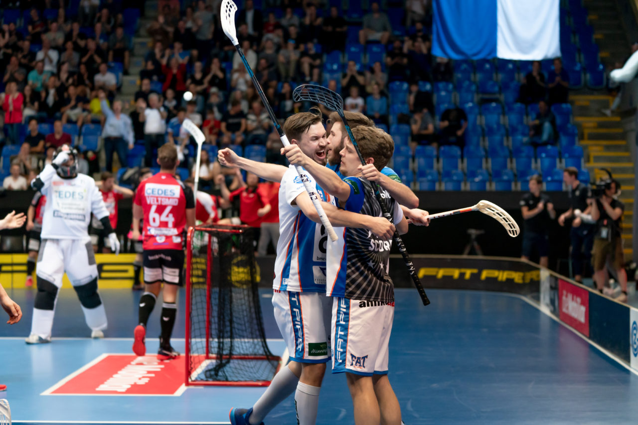Saalsporthalle (Zürich), 22.04.2019, Unihockey Herren NLA 1/2-Final Spiel 7, GC Unihockey - Alligator Malans,Torjubel GC zum 3:1 

(Claudio Schwarz, unihockey-fotos.ch)

Copyright: Claudio Schwarz, unihockey-fotos.ch – Dieses Bild wurde durch swiss unihockey lizenziert und darf ausschliesslich auf den Online-Kanälen von swiss unihockey verwendet werden. Die redaktionelle oder kommerzielle Nutzung durch Dritte (Medien, Vereine, Unternehmen oder Privatpersonen) per Download von diesem flickr-Account ist ausgeschlossen. Das Bild kann bei Interesse via unihockey-fotos.ch kostenpflichtig lizenziert werden. unihockey-fotos.ch behält sich vor, fehlbaren Medien, Vereinen, Unternehmen oder Privatpersonen Bilder mit einem Zuschlag in Rechnung zu stellen.