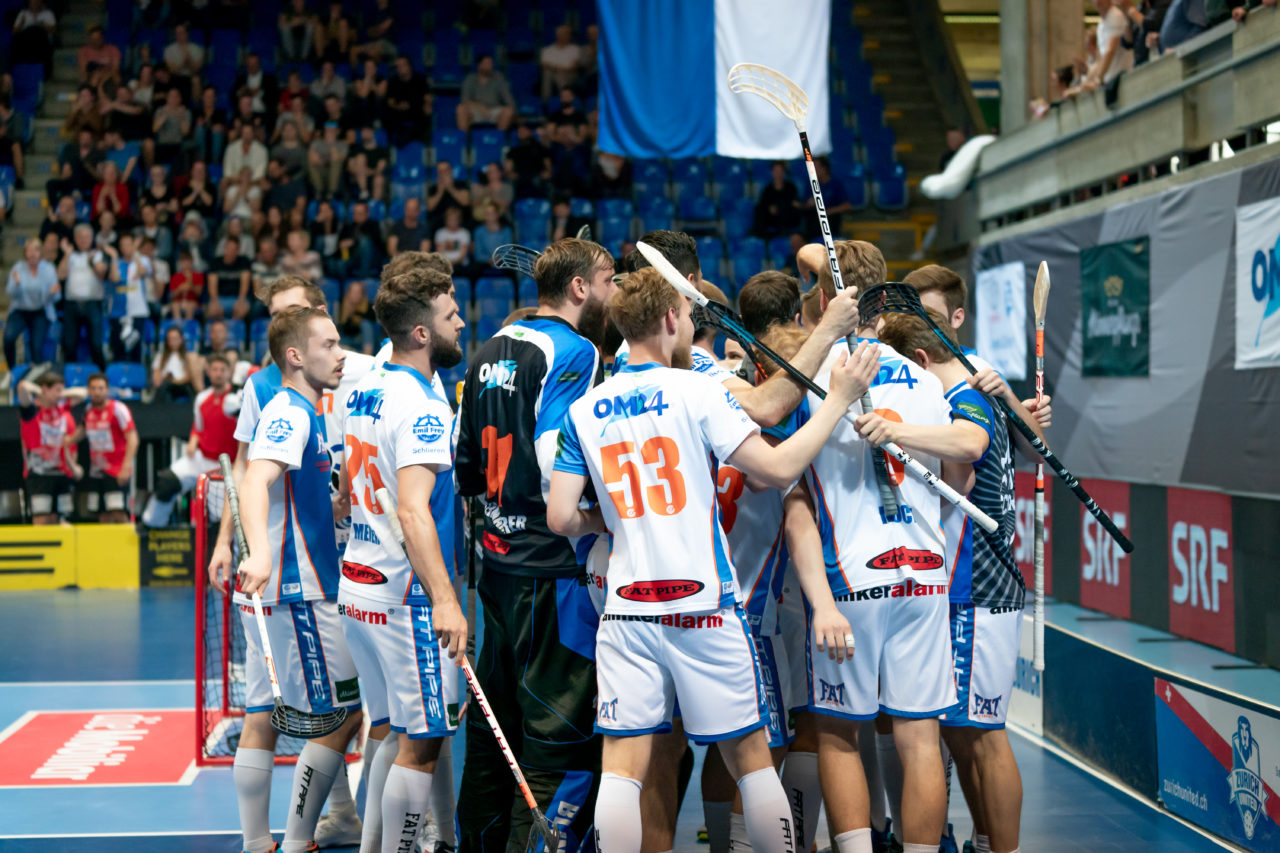 Saalsporthalle (Zürich), 22.04.2019, Unihockey Herren NLA 1/2-Final Spiel 7, GC Unihockey - Alligator Malans,Torjubel GC zum 3:1 

(Claudio Schwarz, unihockey-fotos.ch)

Copyright: Claudio Schwarz, unihockey-fotos.ch – Dieses Bild wurde durch swiss unihockey lizenziert und darf ausschliesslich auf den Online-Kanälen von swiss unihockey verwendet werden. Die redaktionelle oder kommerzielle Nutzung durch Dritte (Medien, Vereine, Unternehmen oder Privatpersonen) per Download von diesem flickr-Account ist ausgeschlossen. Das Bild kann bei Interesse via unihockey-fotos.ch kostenpflichtig lizenziert werden. unihockey-fotos.ch behält sich vor, fehlbaren Medien, Vereinen, Unternehmen oder Privatpersonen Bilder mit einem Zuschlag in Rechnung zu stellen.