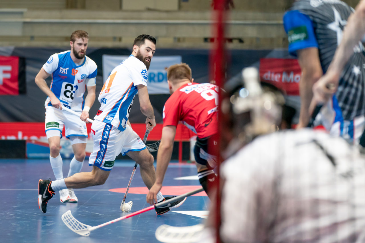 Saalsporthalle (Zürich), 22.04.2019, Unihockey Herren NLA 1/2-Final Spiel 7, GC Unihockey - Alligator Malans, Benjamin Reusser (Nr. 41, GC Unihockey) am Ball

(Claudio Schwarz, unihockey-fotos.ch)

Copyright: Claudio Schwarz, unihockey-fotos.ch – Dieses Bild wurde durch swiss unihockey lizenziert und darf ausschliesslich auf den Online-Kanälen von swiss unihockey verwendet werden. Die redaktionelle oder kommerzielle Nutzung durch Dritte (Medien, Vereine, Unternehmen oder Privatpersonen) per Download von diesem flickr-Account ist ausgeschlossen. Das Bild kann bei Interesse via unihockey-fotos.ch kostenpflichtig lizenziert werden. unihockey-fotos.ch behält sich vor, fehlbaren Medien, Vereinen, Unternehmen oder Privatpersonen Bilder mit einem Zuschlag in Rechnung zu stellen.
