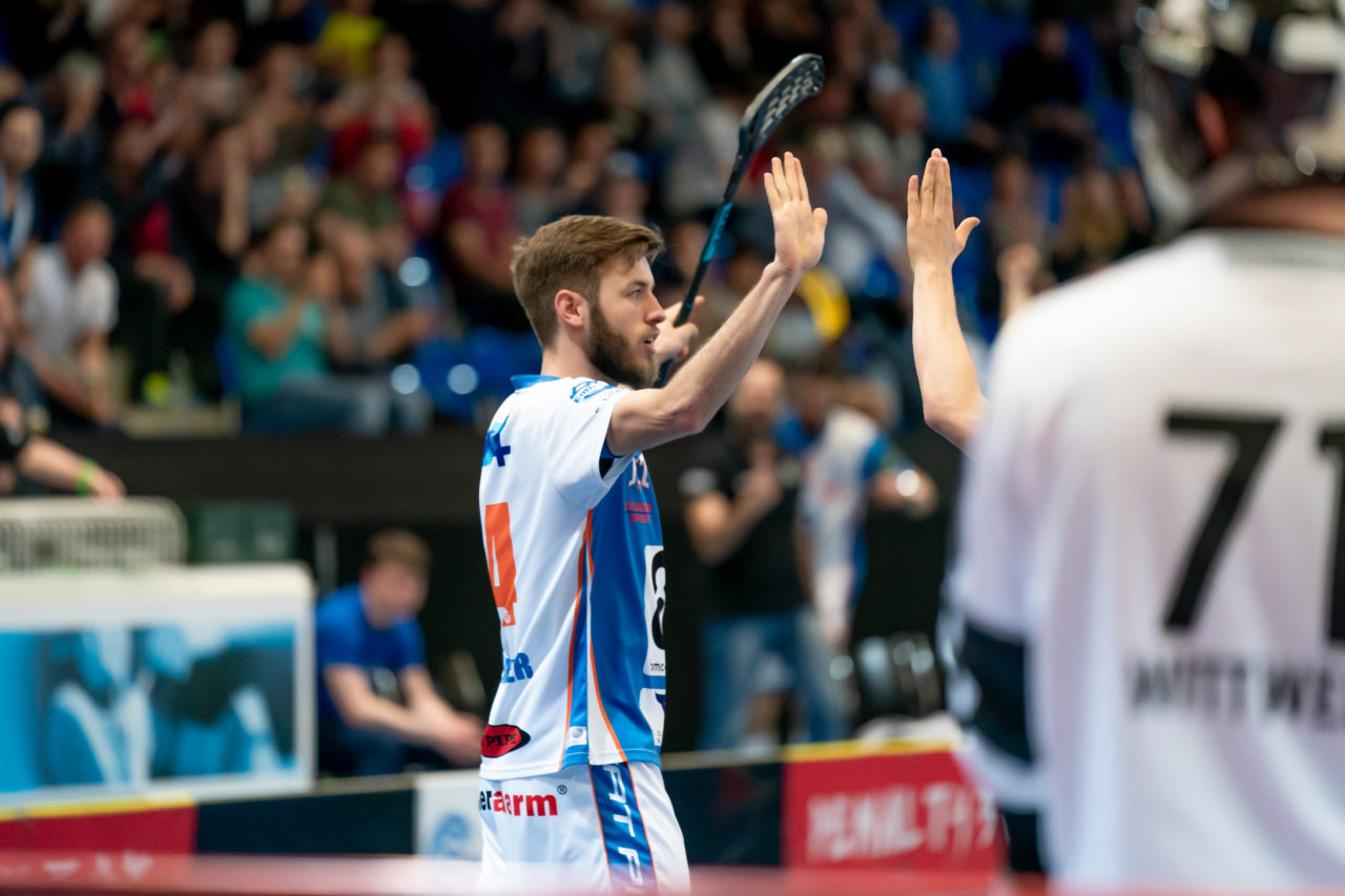 Saalsporthalle (Zürich), 22.04.2019, Unihockey Herren NLA 1/2-Final Spiel 7, GC Unihockey - Alligator Malans, Simon Laubscher (Nr. 14, GC Unihockey) bejubelt seinen Treffer

(Claudio Schwarz, unihockey-fotos.ch)

Copyright: Claudio Schwarz, unihockey-fotos.ch – Dieses Bild wurde durch swiss unihockey lizenziert und darf ausschliesslich auf den Online-Kanälen von swiss unihockey verwendet werden. Die redaktionelle oder kommerzielle Nutzung durch Dritte (Medien, Vereine, Unternehmen oder Privatpersonen) per Download von diesem flickr-Account ist ausgeschlossen. Das Bild kann bei Interesse via unihockey-fotos.ch kostenpflichtig lizenziert werden. unihockey-fotos.ch behält sich vor, fehlbaren Medien, Vereinen, Unternehmen oder Privatpersonen Bilder mit einem Zuschlag in Rechnung zu stellen.