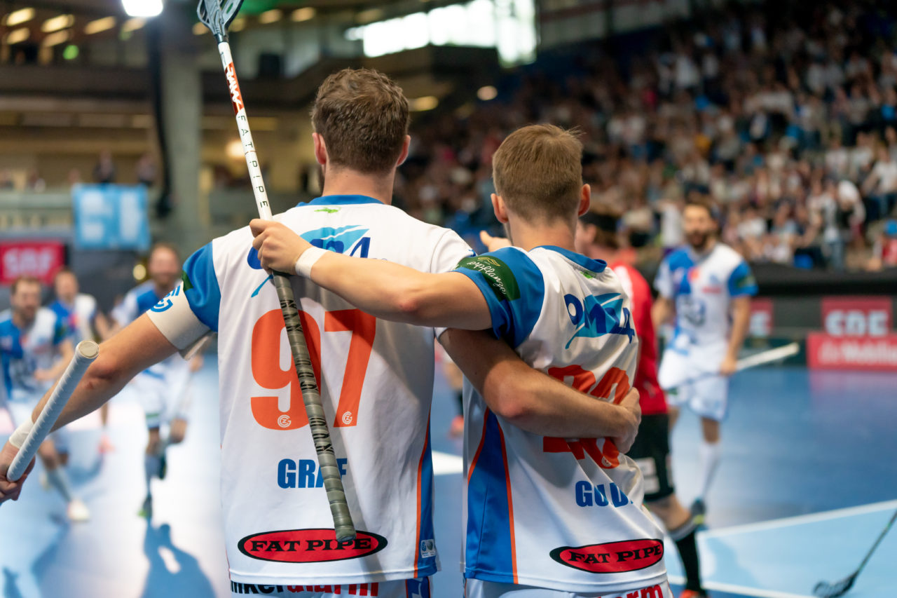 Saalsporthalle (Zürich), 22.04.2019, Unihockey Herren NLA 1/2-Final Spiel 7, GC Unihockey - Alligator Malans, Torjubel GC

(Claudio Schwarz, unihockey-fotos.ch)

Copyright: Claudio Schwarz, unihockey-fotos.ch – Dieses Bild wurde durch swiss unihockey lizenziert und darf ausschliesslich auf den Online-Kanälen von swiss unihockey verwendet werden. Die redaktionelle oder kommerzielle Nutzung durch Dritte (Medien, Vereine, Unternehmen oder Privatpersonen) per Download von diesem flickr-Account ist ausgeschlossen. Das Bild kann bei Interesse via unihockey-fotos.ch kostenpflichtig lizenziert werden. unihockey-fotos.ch behält sich vor, fehlbaren Medien, Vereinen, Unternehmen oder Privatpersonen Bilder mit einem Zuschlag in Rechnung zu stellen.