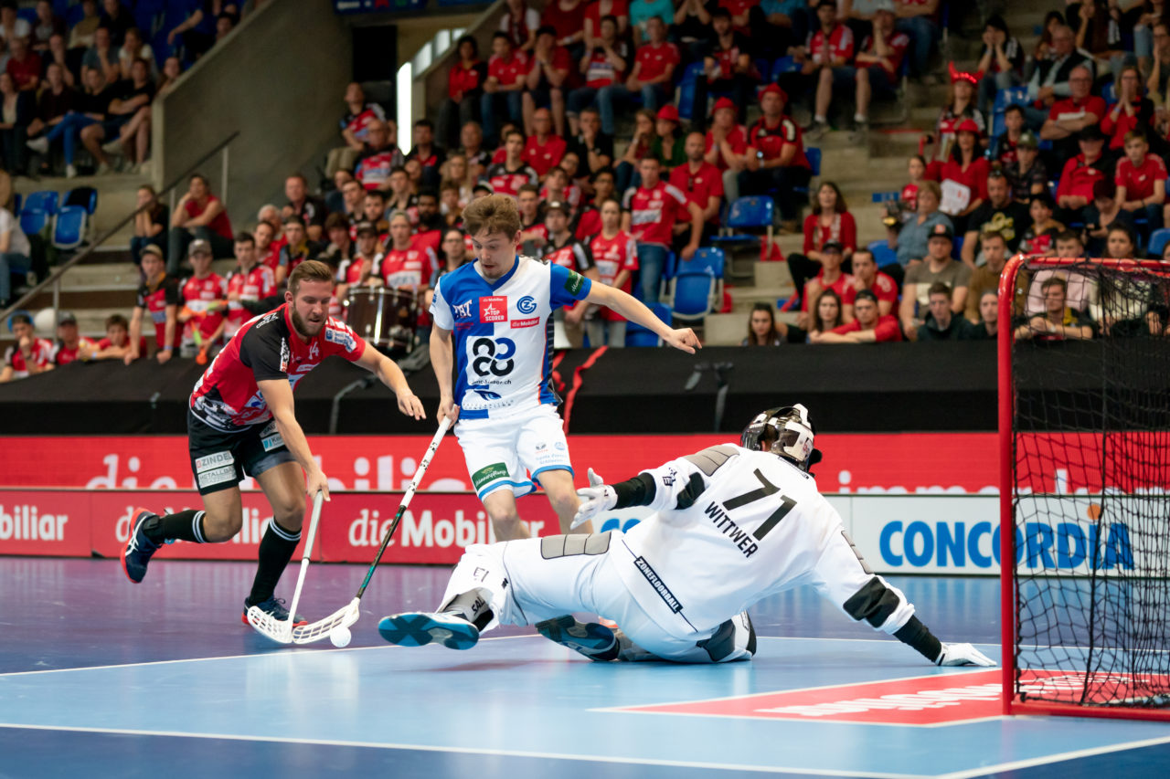 Saalsporthalle (Zürich), 22.04.2019, Unihockey Herren NLA 1/2-Final Spiel 7, GC Unihockey - Alligator Malans, Joël Rüegger (Nr. 95, GC Unihockey) wird von Jonas Wittwer (Nr. 71, Alligator Malans) gestört

(Claudio Schwarz, unihockey-fotos.ch)

Copyright: Claudio Schwarz, unihockey-fotos.ch – Dieses Bild wurde durch swiss unihockey lizenziert und darf ausschliesslich auf den Online-Kanälen von swiss unihockey verwendet werden. Die redaktionelle oder kommerzielle Nutzung durch Dritte (Medien, Vereine, Unternehmen oder Privatpersonen) per Download von diesem flickr-Account ist ausgeschlossen. Das Bild kann bei Interesse via unihockey-fotos.ch kostenpflichtig lizenziert werden. unihockey-fotos.ch behält sich vor, fehlbaren Medien, Vereinen, Unternehmen oder Privatpersonen Bilder mit einem Zuschlag in Rechnung zu stellen.